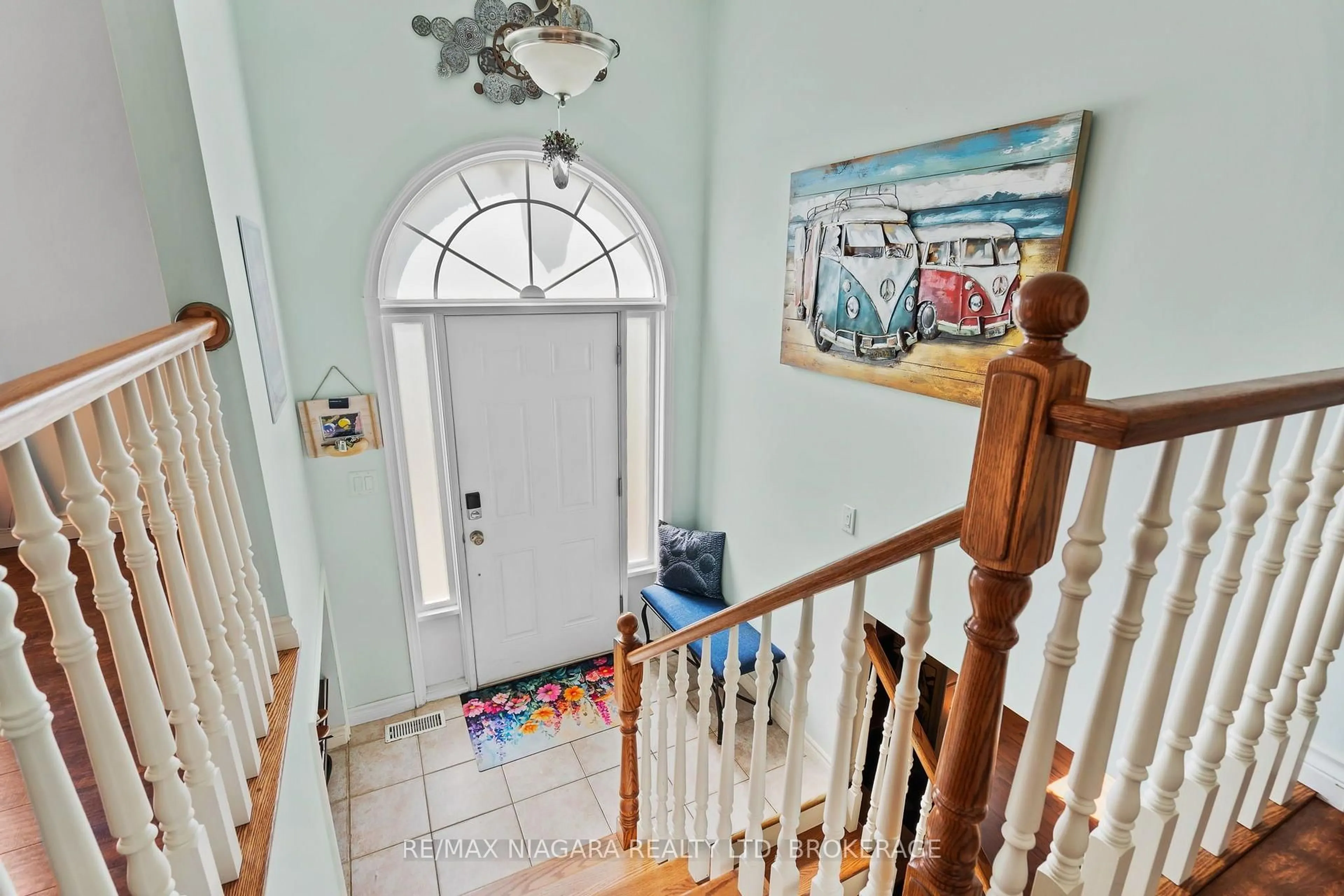 Indoor foyer for 3698 Sussex Lane, Fort Erie Ontario L0S 1S0