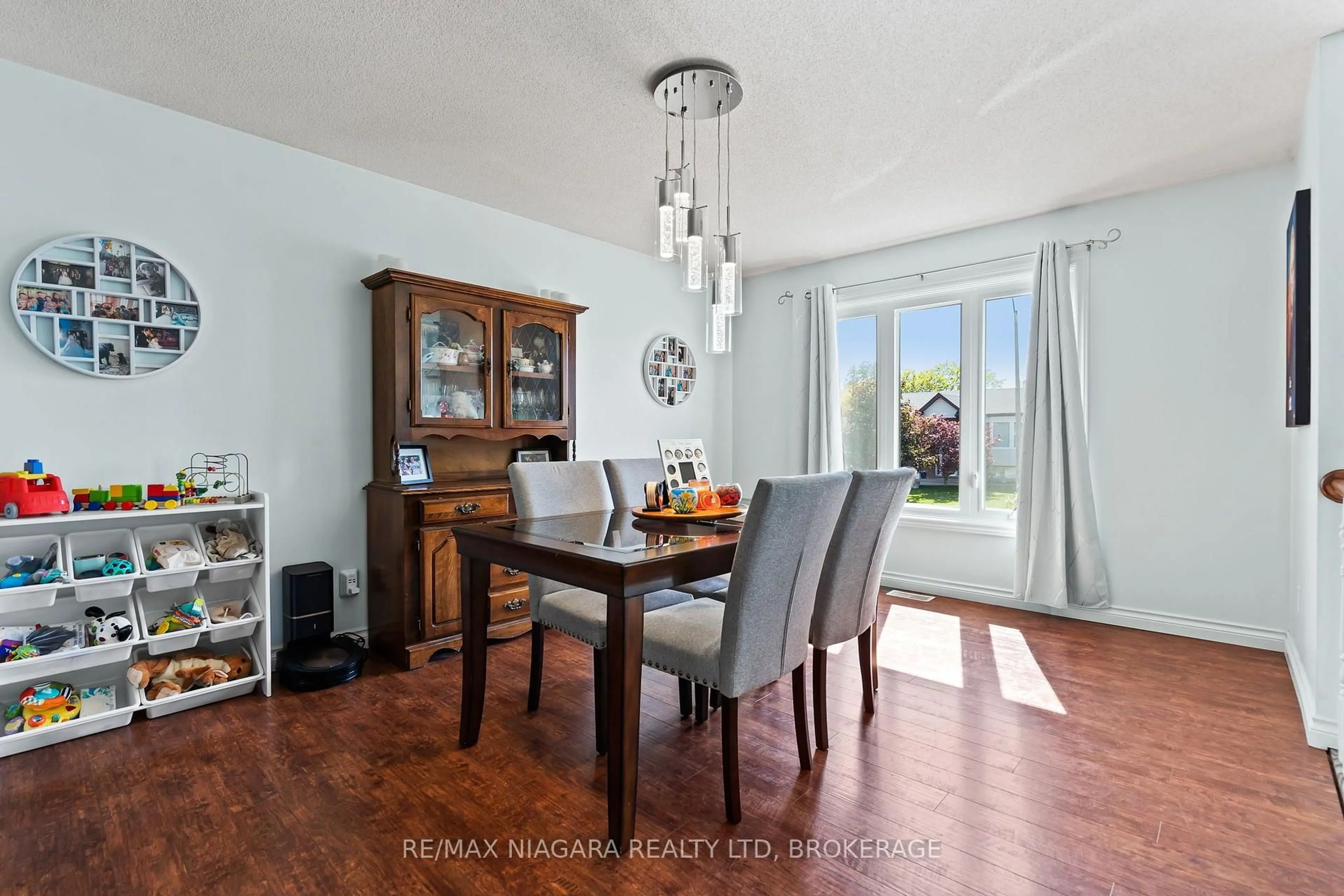 Dining room, wood/laminate floor for 3698 Sussex Lane, Fort Erie Ontario L0S 1S0
