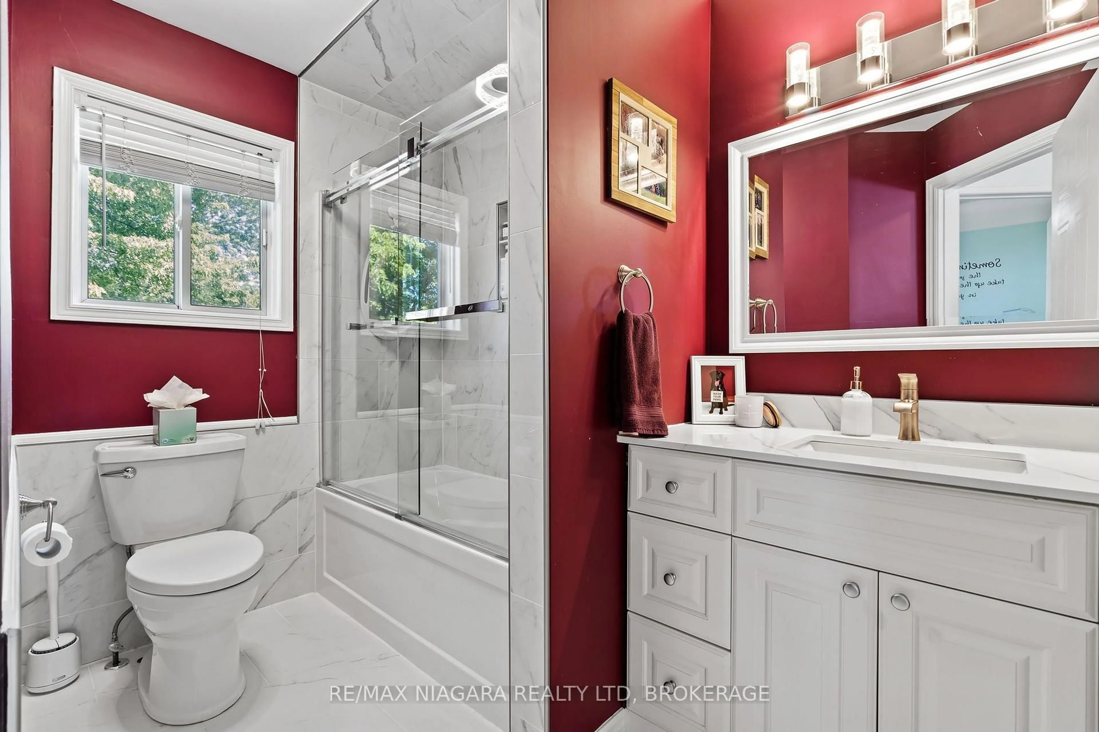Contemporary bathroom, ceramic/tile floor for 3698 Sussex Lane, Fort Erie Ontario L0S 1S0