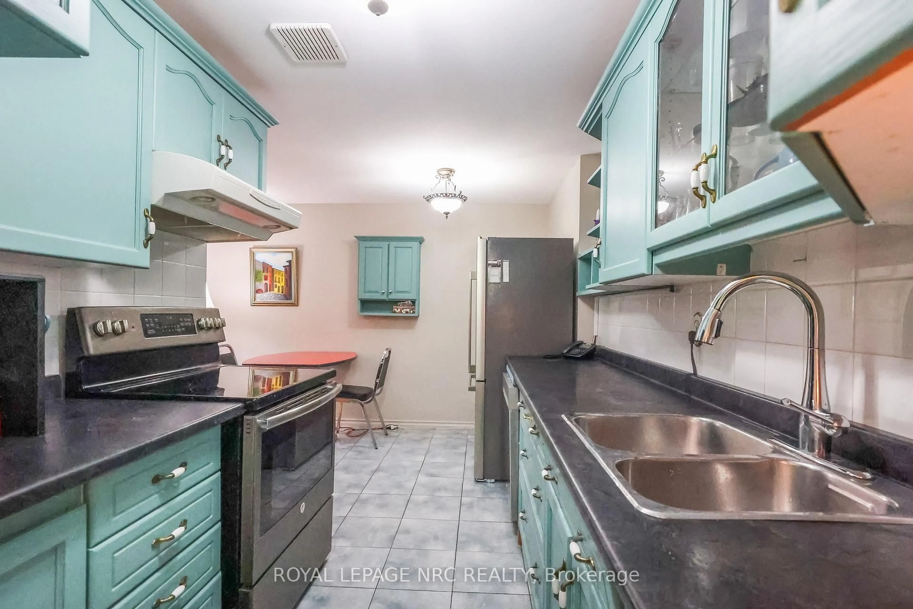 Standard kitchen, ceramic/tile floor for 264 Grantham Ave #208, St. Catharines Ontario L2P 3H1