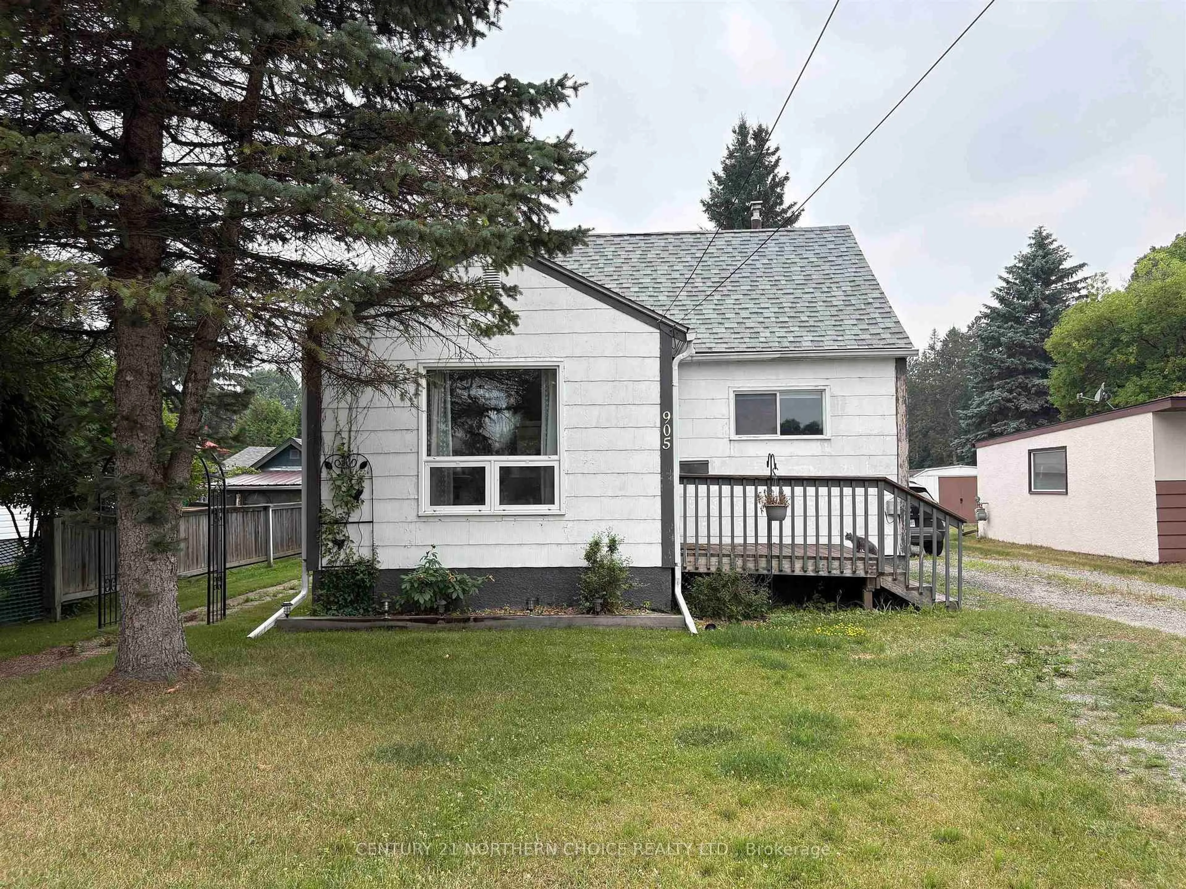 Home with vinyl exterior material, street for 905 Portage Ave, Fort Frances Ontario P9A 2A9