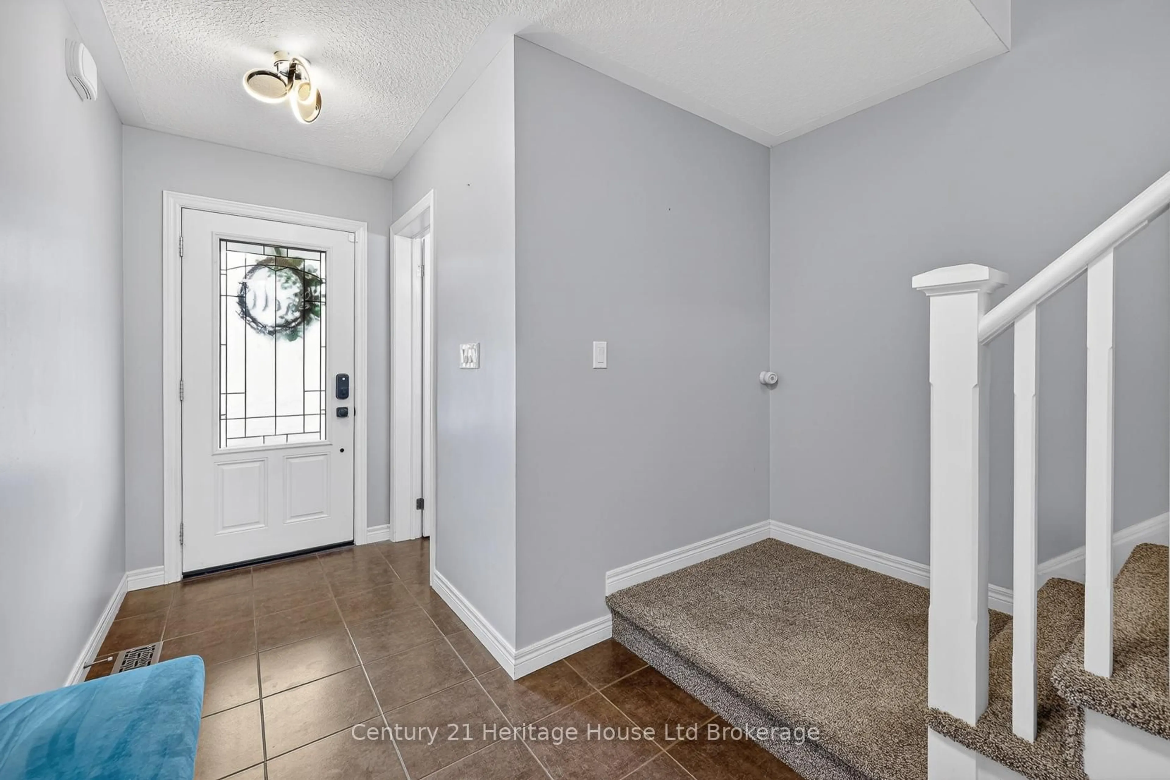 Indoor entryway for 1180 CAEN Ave, Woodstock Ontario N4T 0G3