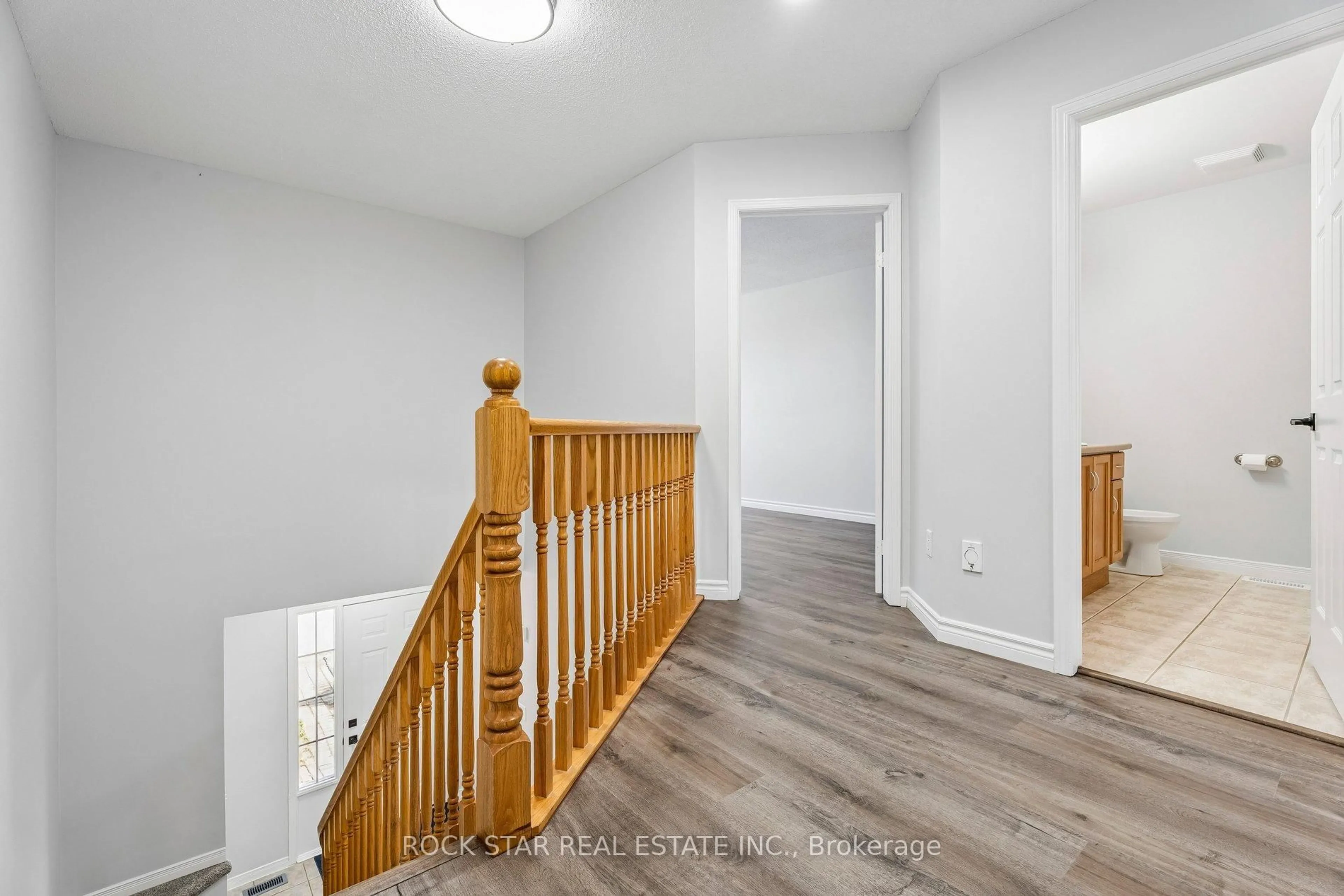 Indoor entryway for 1860 Upper Gage Ave #3, Hamilton Ontario L8W 3Y6