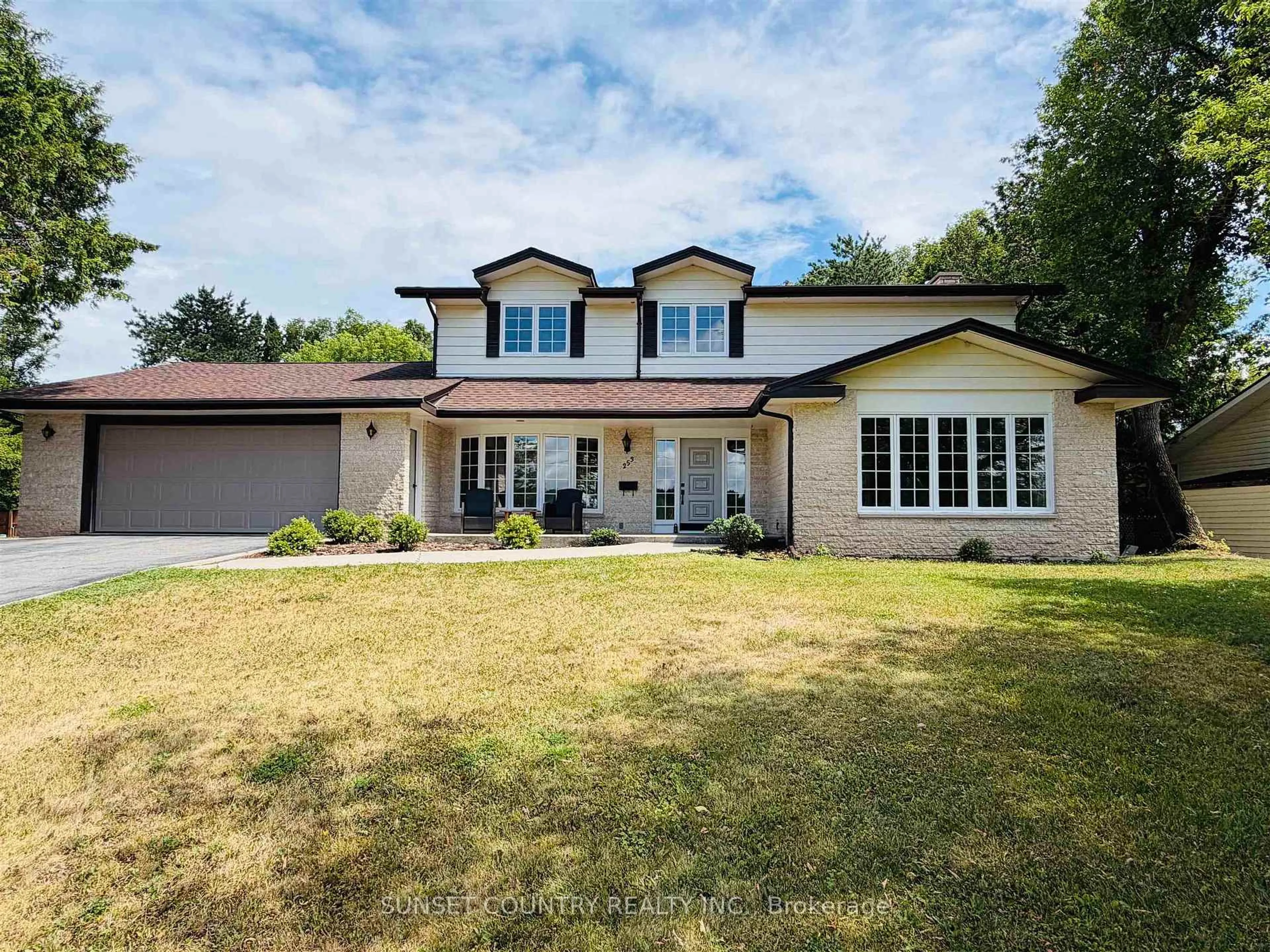 Home with vinyl exterior material, street for 253 Riverview Dr, Dryden Ontario P8N 1W7