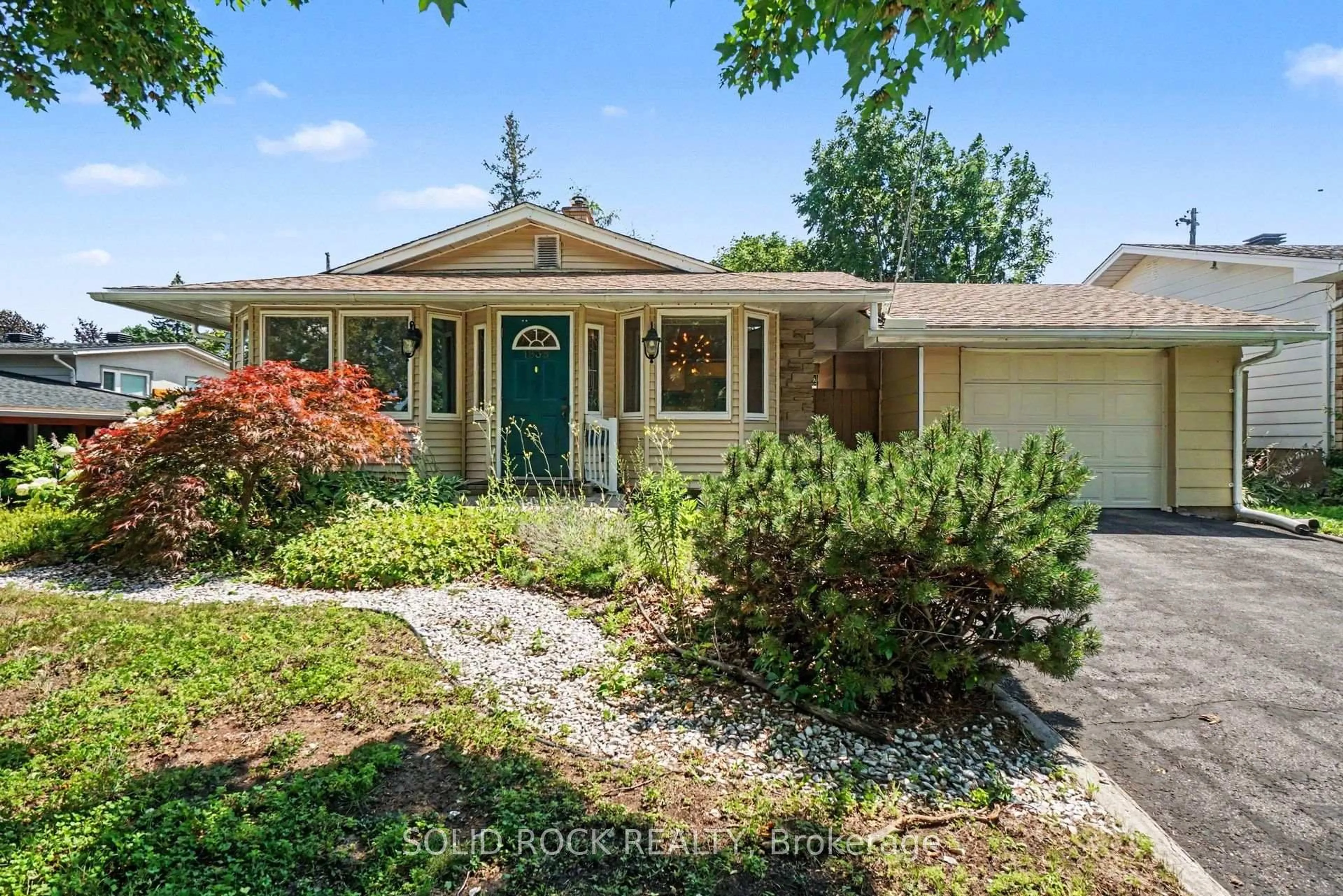 Home with vinyl exterior material, street for 1838 Louisiana Ave, Ottawa Ontario K1H 6V1