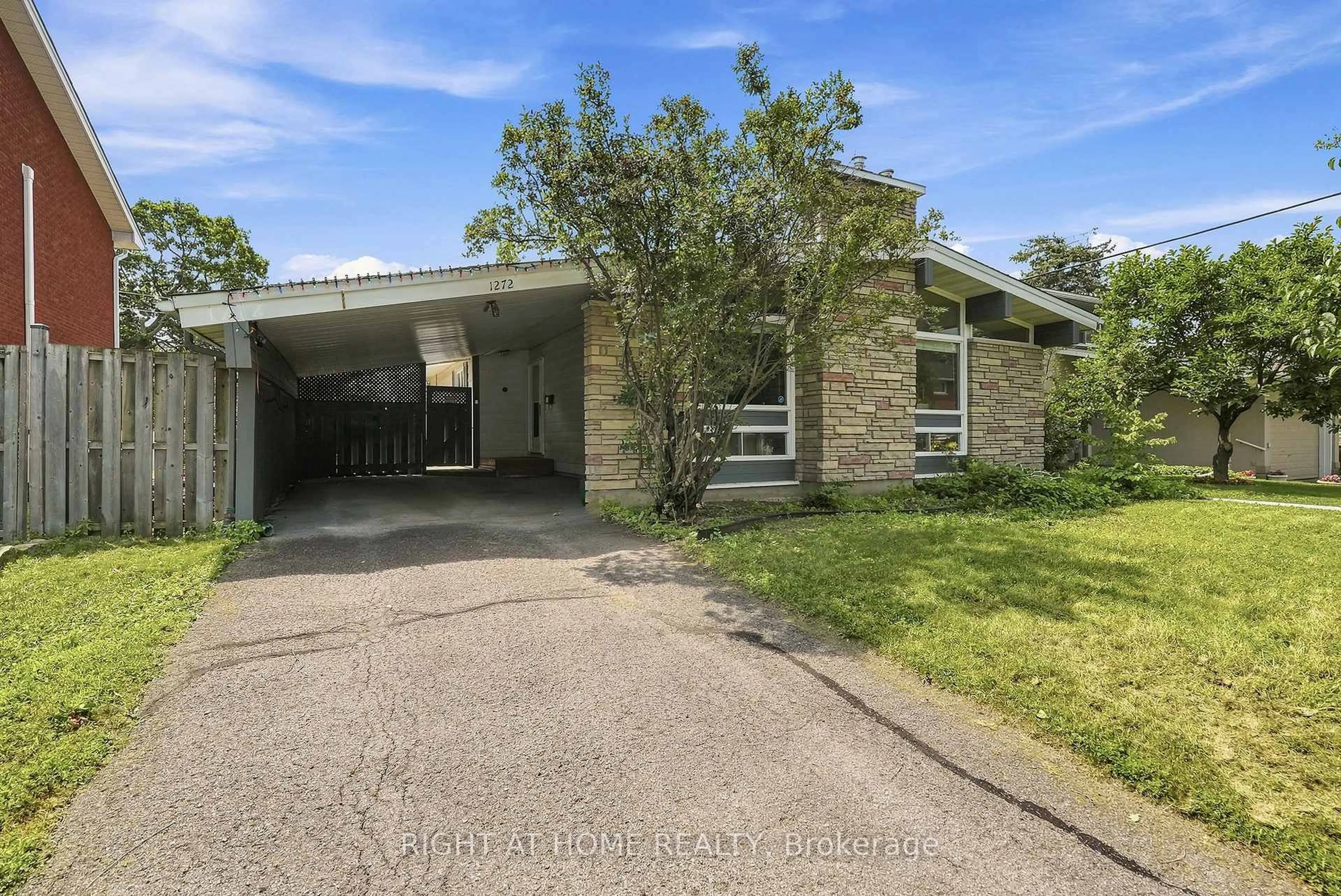 A pic from outside/outdoor area/front of a property/back of a property/a pic from drone, street for 1272 Collins Ave, Ottawa Ontario K1V 6C8