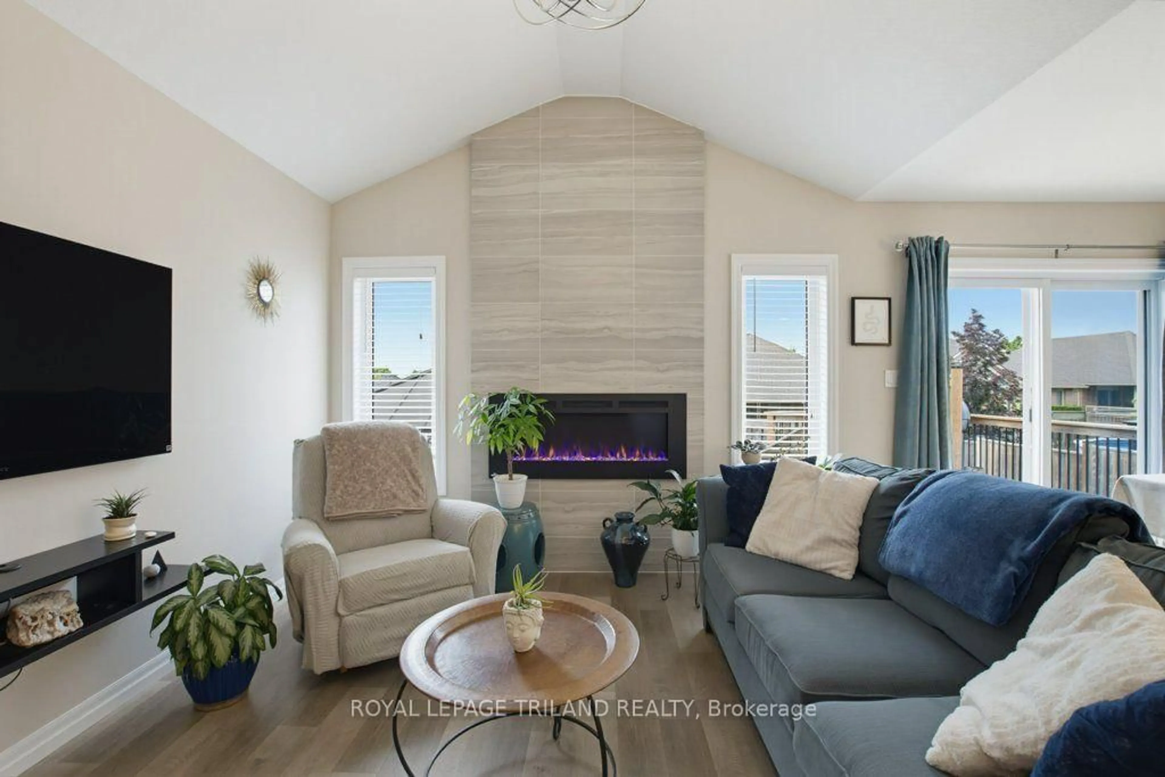Living room with furniture, wood/laminate floor for 226 Peach Tree Blvd, St. Thomas Ontario N5R 0H3
