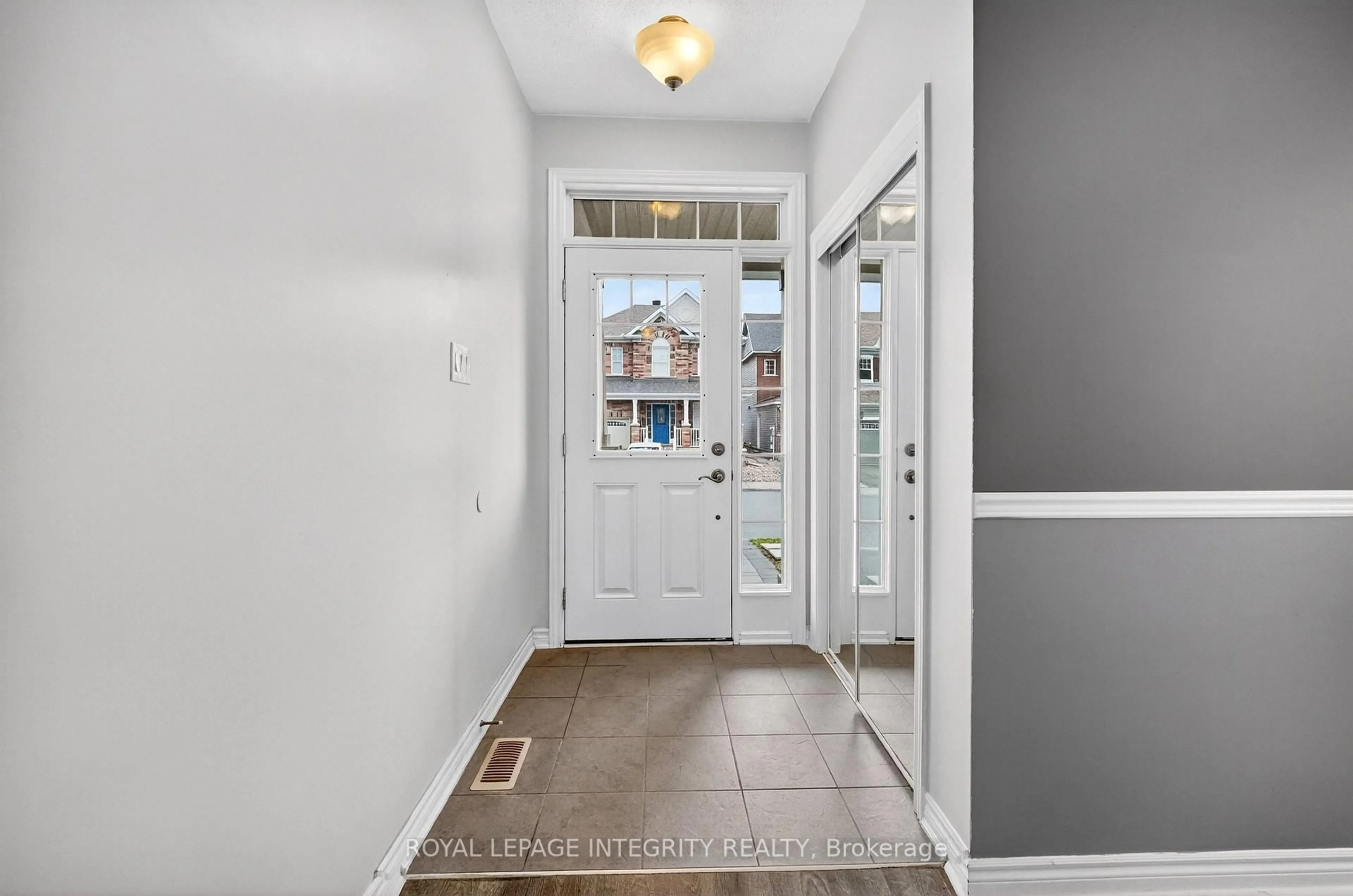 Indoor entryway for 351 Gallantry Way, Ottawa Ontario K2S 0R1