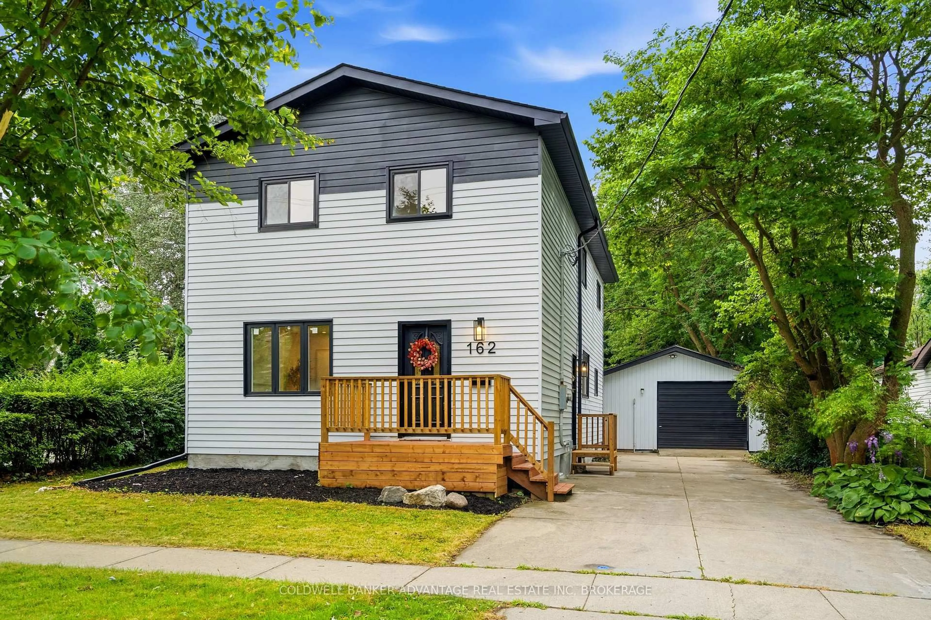 Home with vinyl exterior material, street for 162 Dufferin St, St. Catharines Ontario L2R 2A5