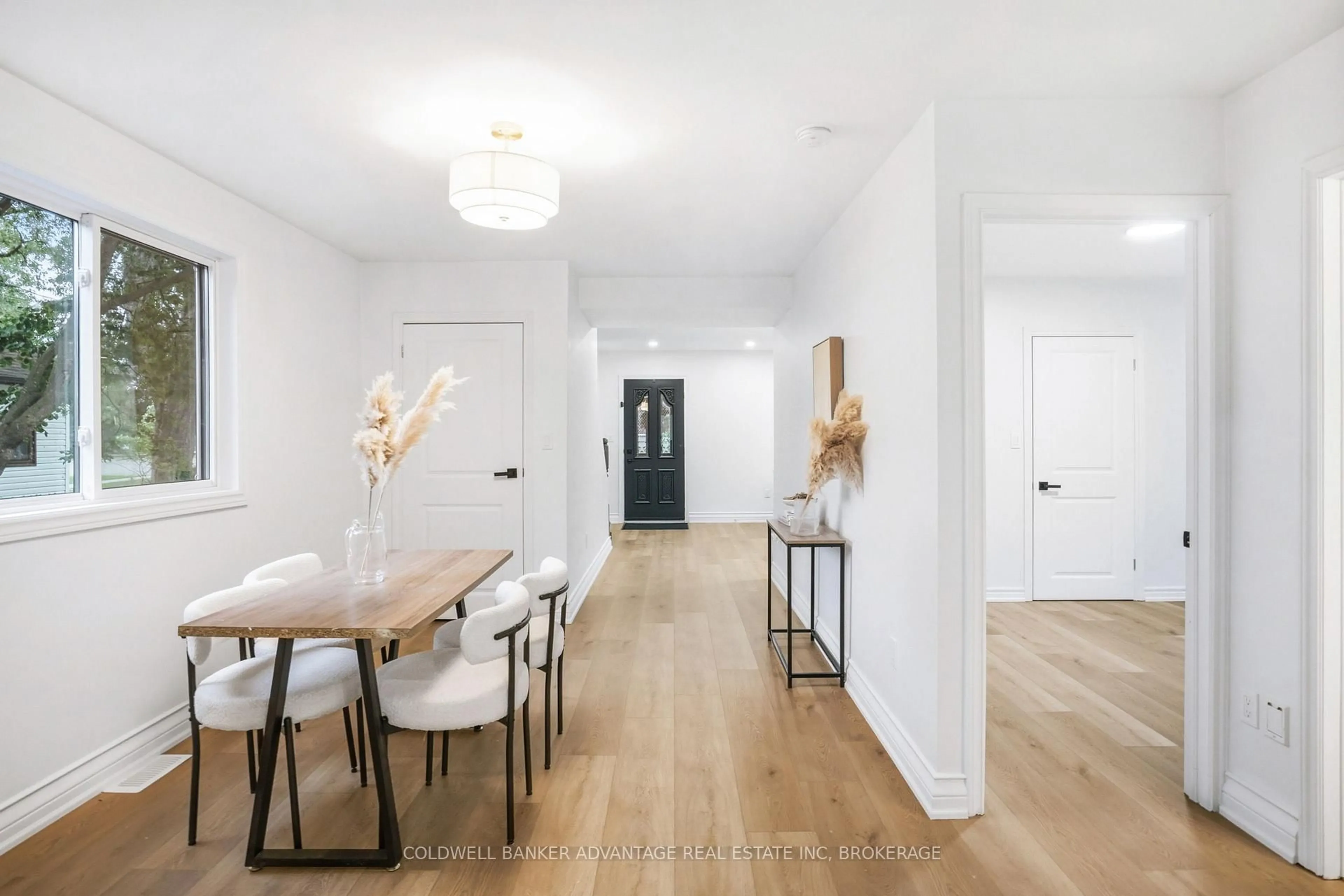 Indoor entryway for 162 Dufferin St, St. Catharines Ontario L2R 2A5