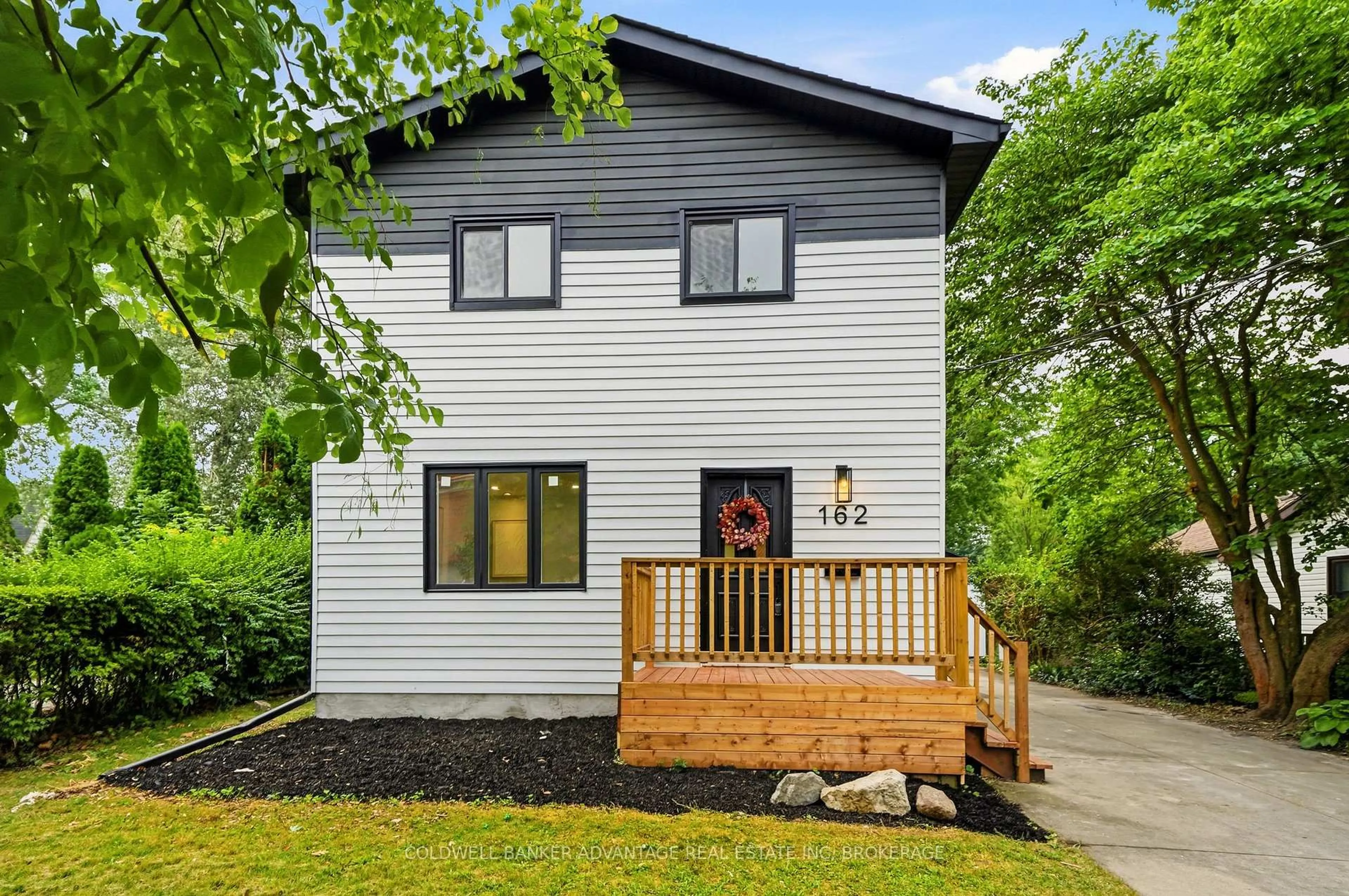 Home with vinyl exterior material, street for 162 Dufferin St, St. Catharines Ontario L2R 2A5