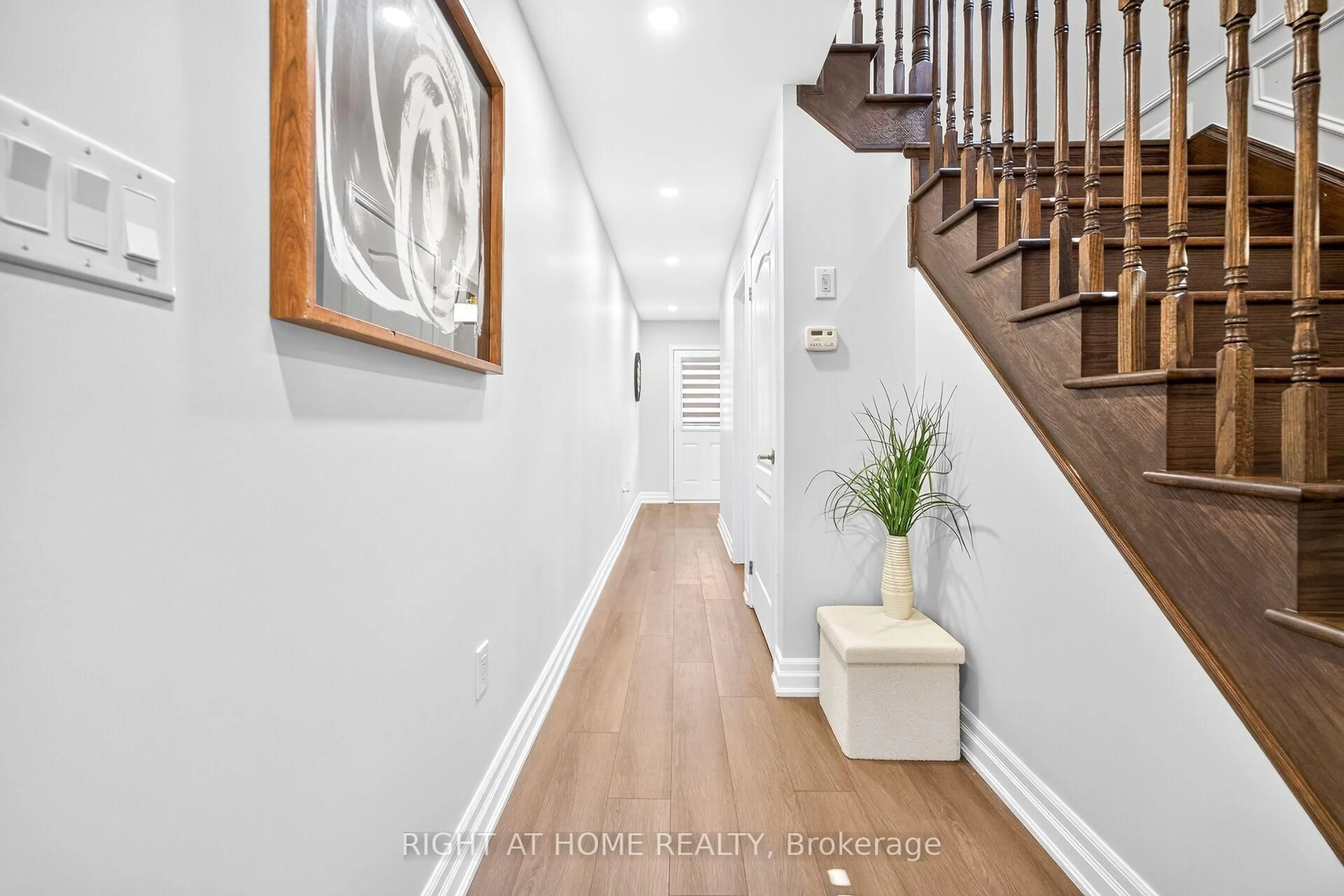 Indoor entryway for 31 McCargow Dr, Haldimand Ontario N3W 0C3