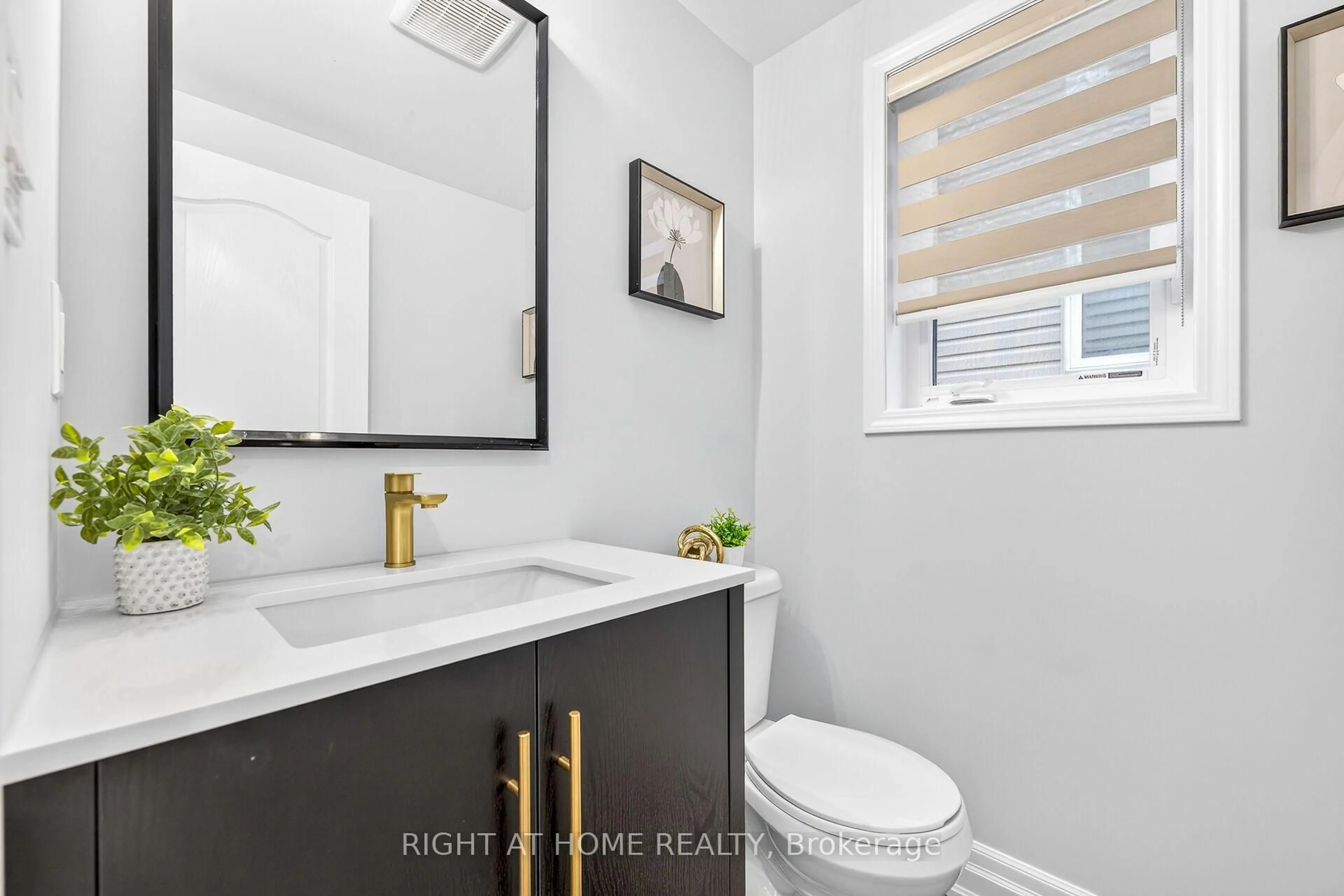 Contemporary bathroom, ceramic/tile floor for 31 McCargow Dr, Haldimand Ontario N3W 0C3