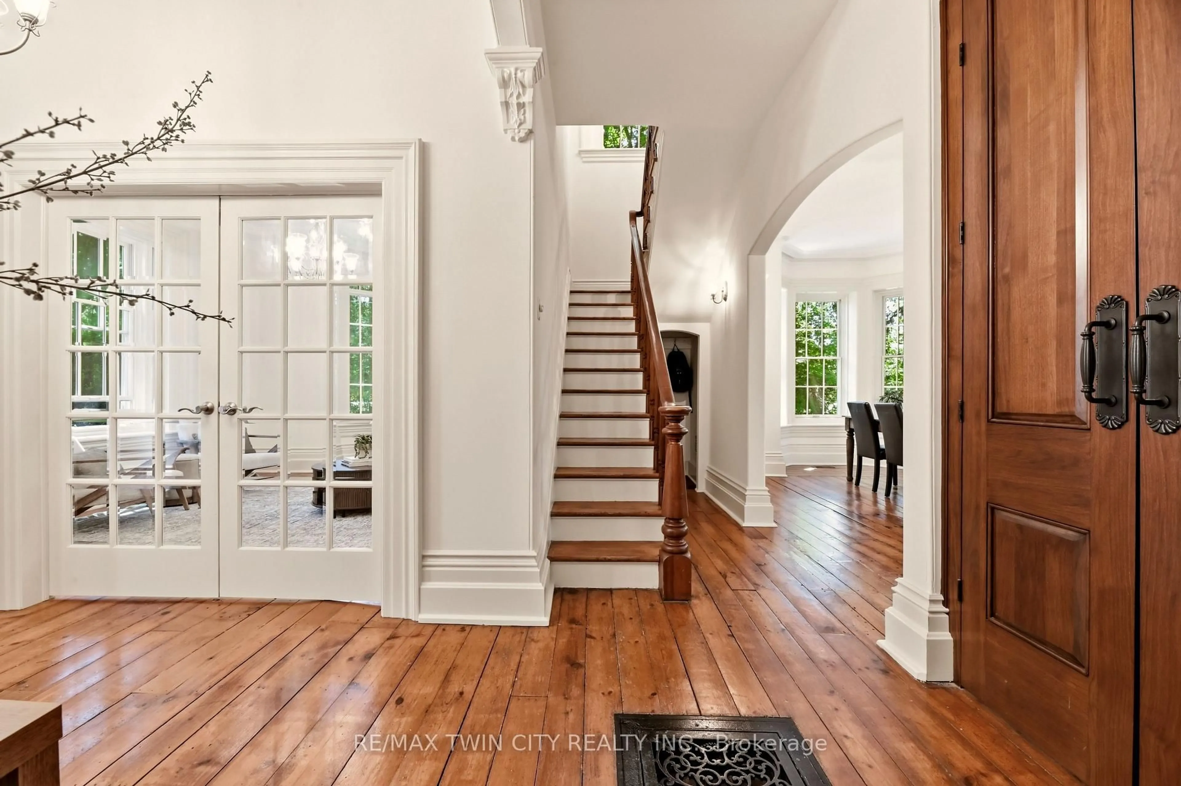 Indoor entryway for 25 Dunbar St, Brant Ontario N0B 1W0