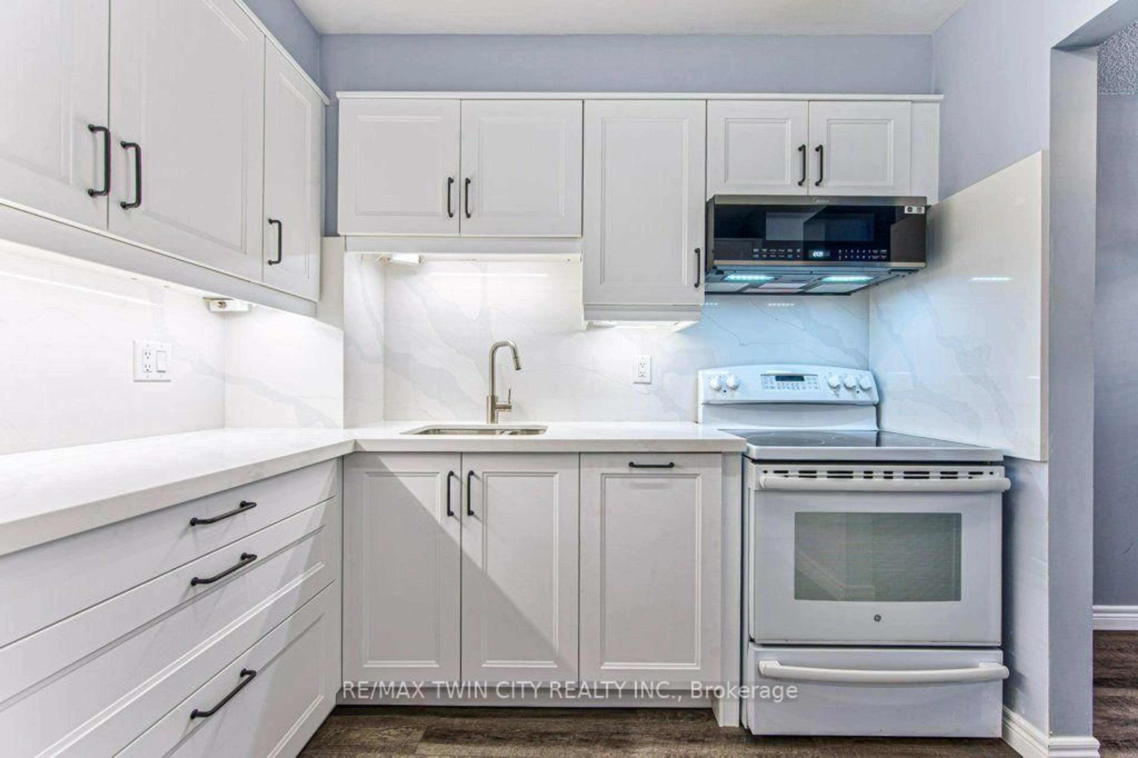 Standard kitchen, unknown for 51 Paulander Dr #116, Kitchener Ontario N2M 5E5