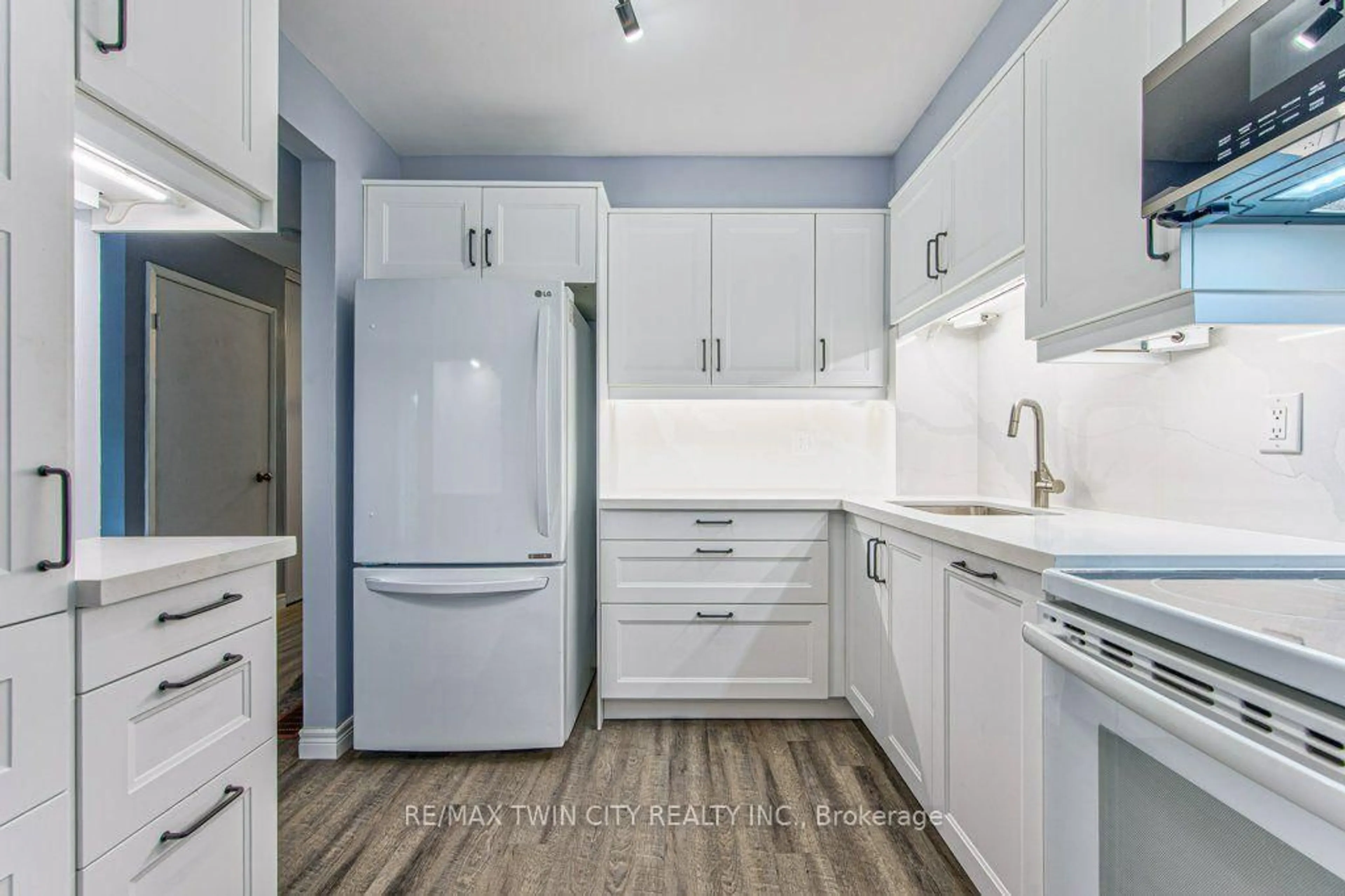 Standard kitchen, unknown for 51 Paulander Dr #116, Kitchener Ontario N2M 5E5