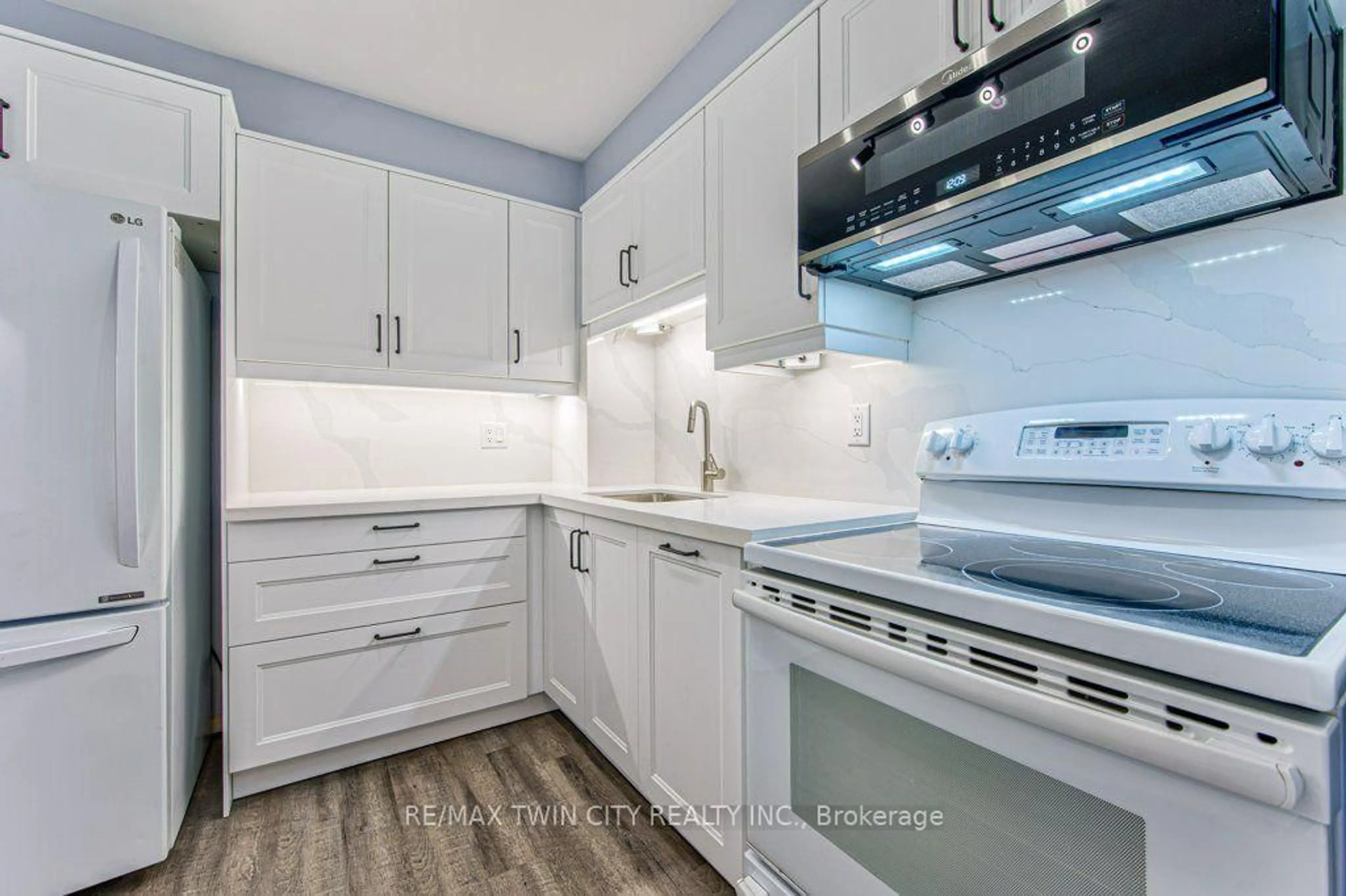 Standard kitchen, unknown for 51 Paulander Dr #116, Kitchener Ontario N2M 5E5