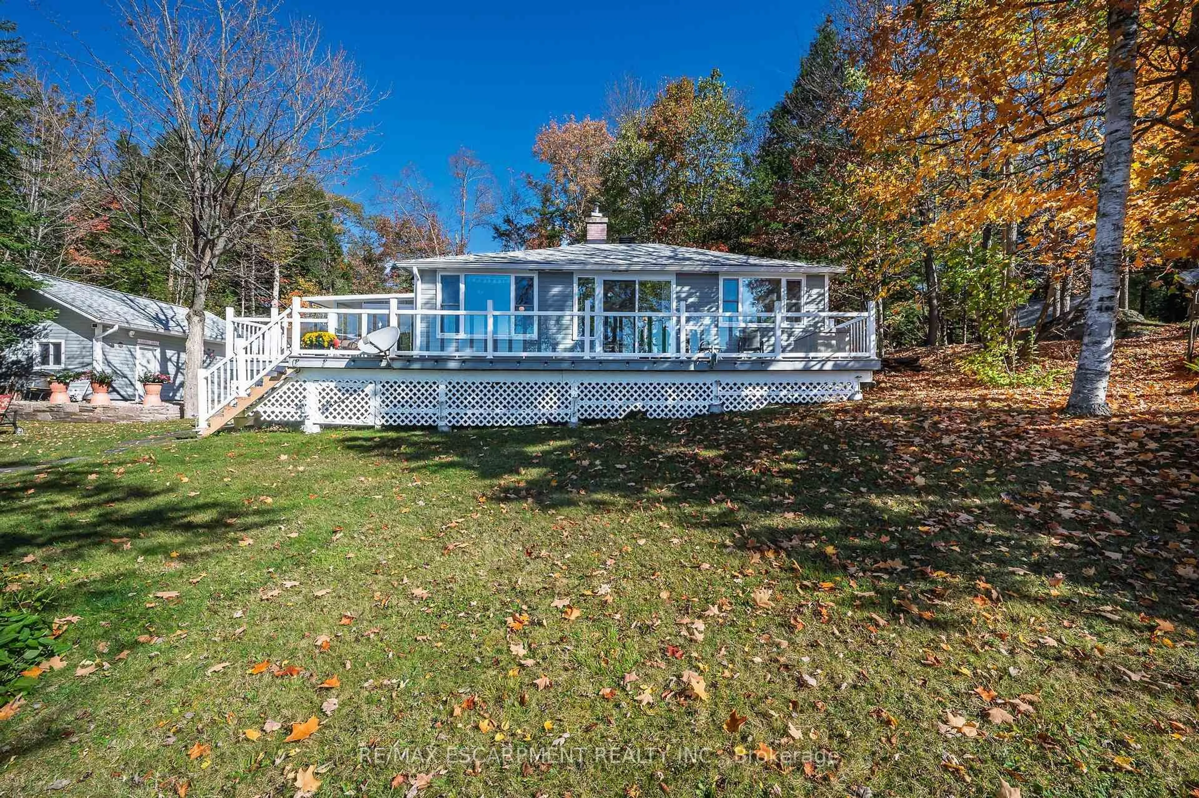 Home with vinyl exterior material, water/lake/river/ocean view for 1012 Armstrong Rd, Gravenhurst Ontario P0E 1G0