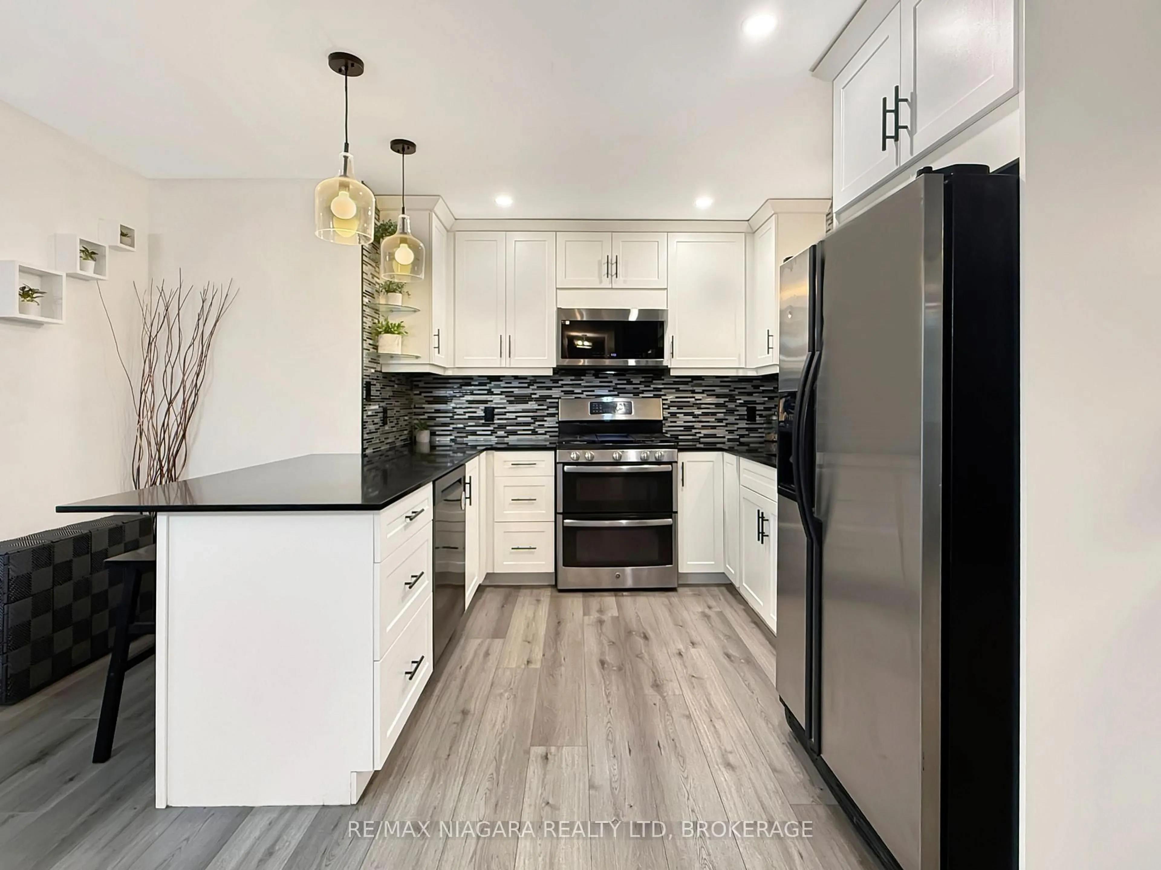 Contemporary kitchen, unknown for 222 Ridgeway Rd, Fort Erie Ontario L0S 1B0