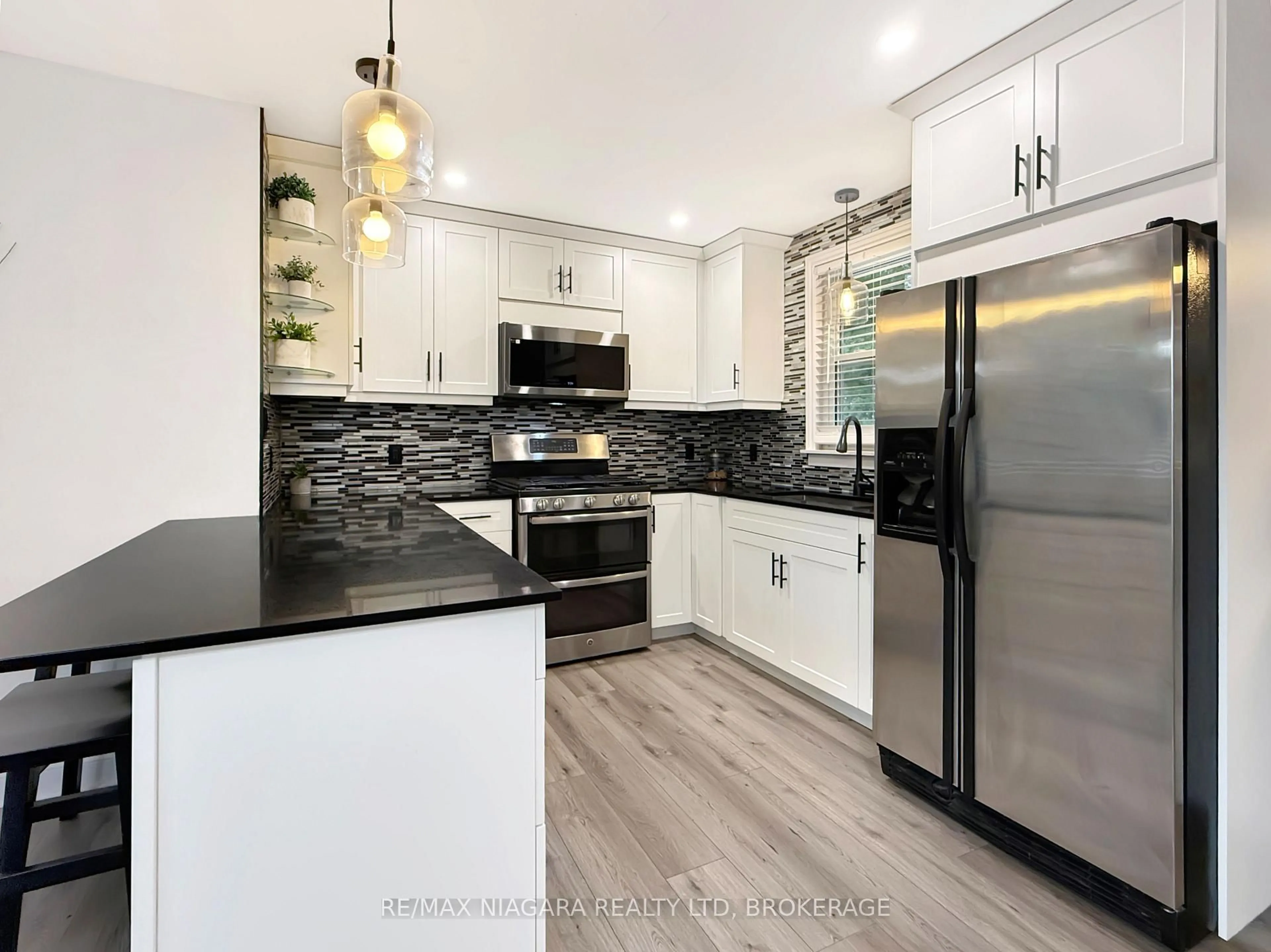 Open concept kitchen, ceramic/tile floor for 222 Ridgeway Rd, Fort Erie Ontario L0S 1B0