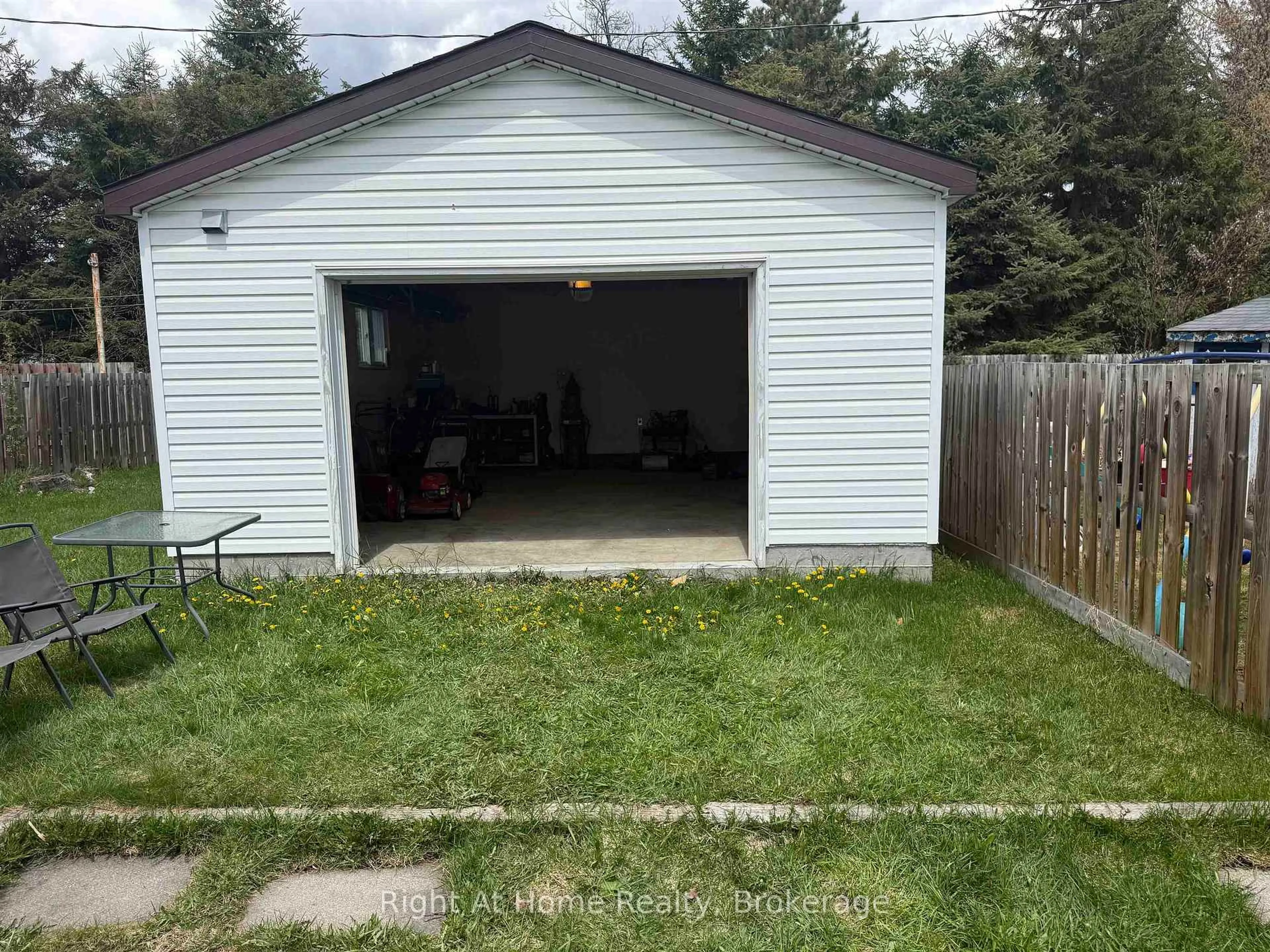 Unknown for 199 Limbrick, Thunder Bay Ontario P7C 4S6