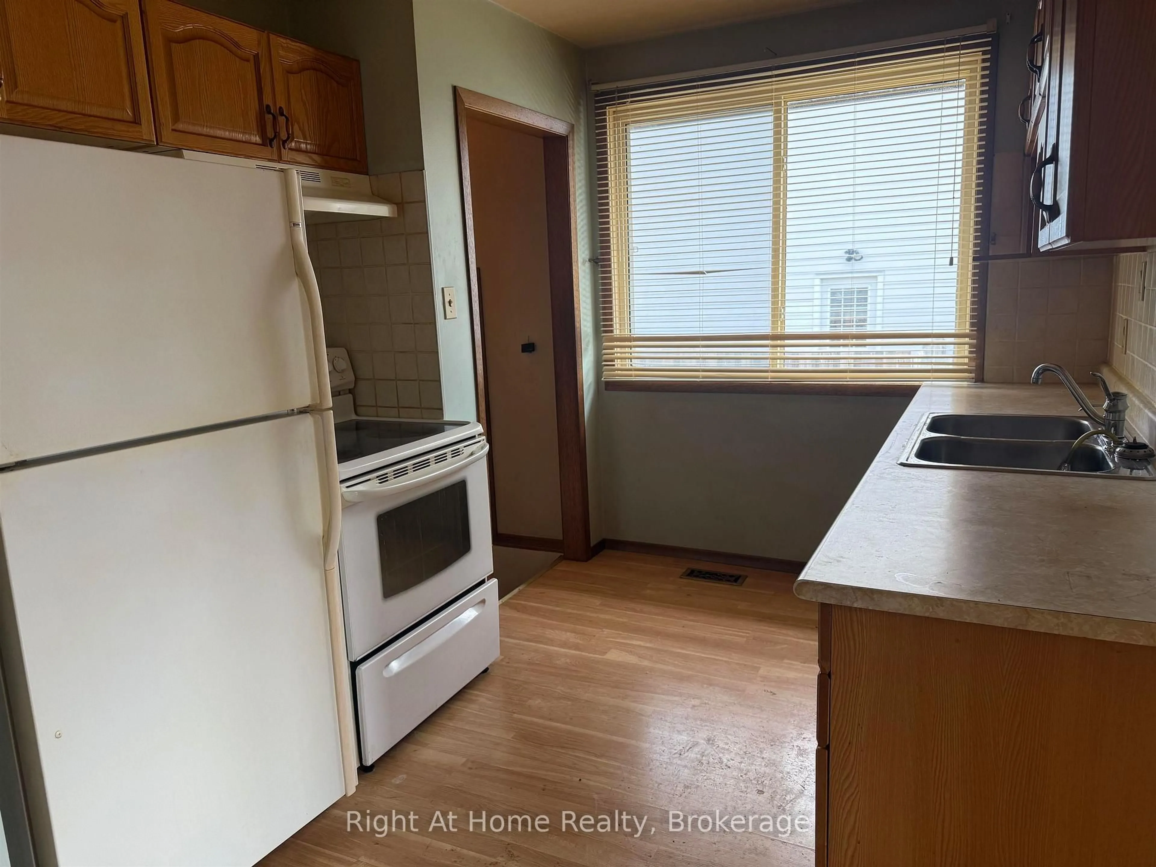 Standard kitchen, unknown for 199 Limbrick, Thunder Bay Ontario P7C 4S6