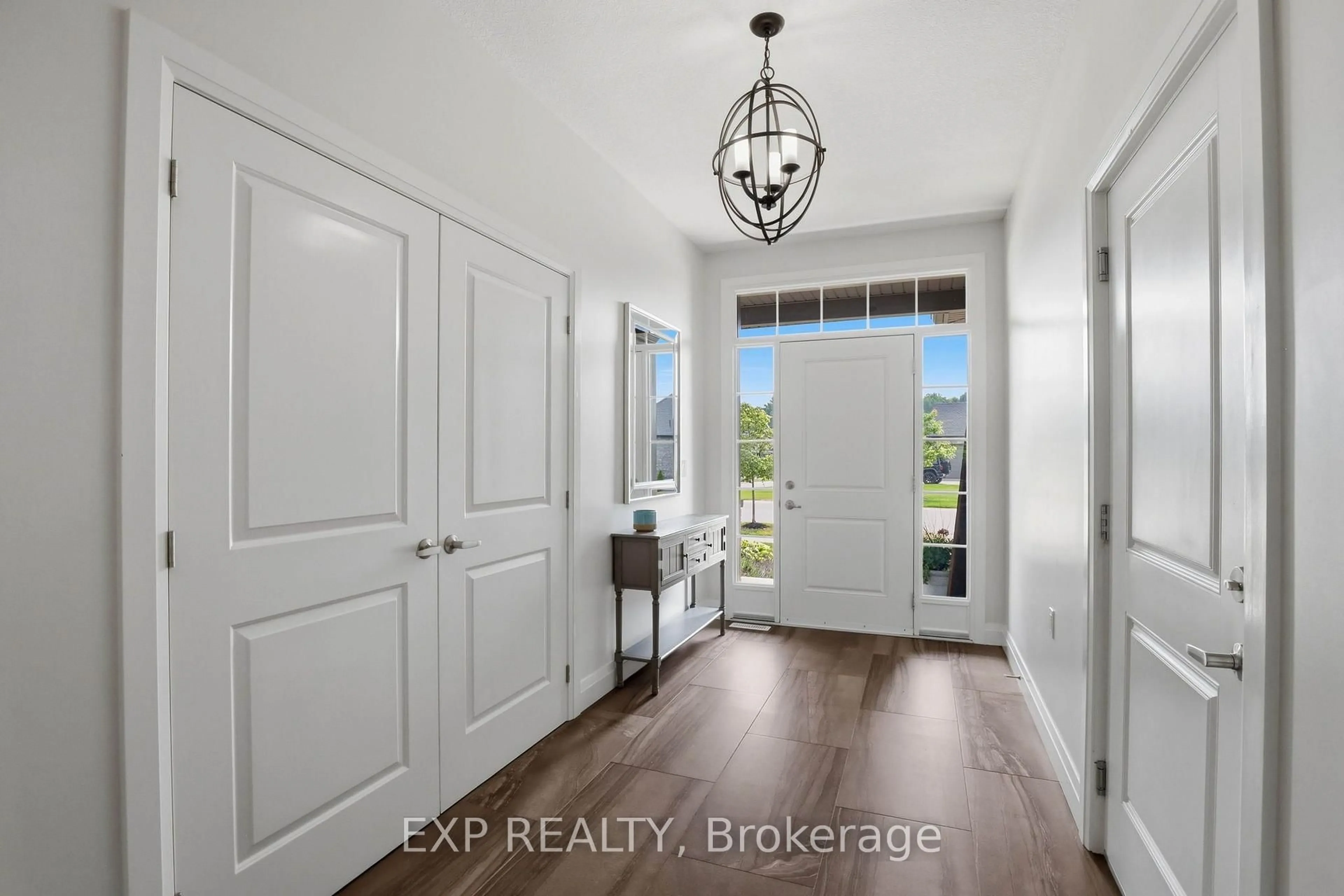 Indoor entryway for 541 Bennett Cres, Strathroy-Caradoc Ontario N0L 1W0