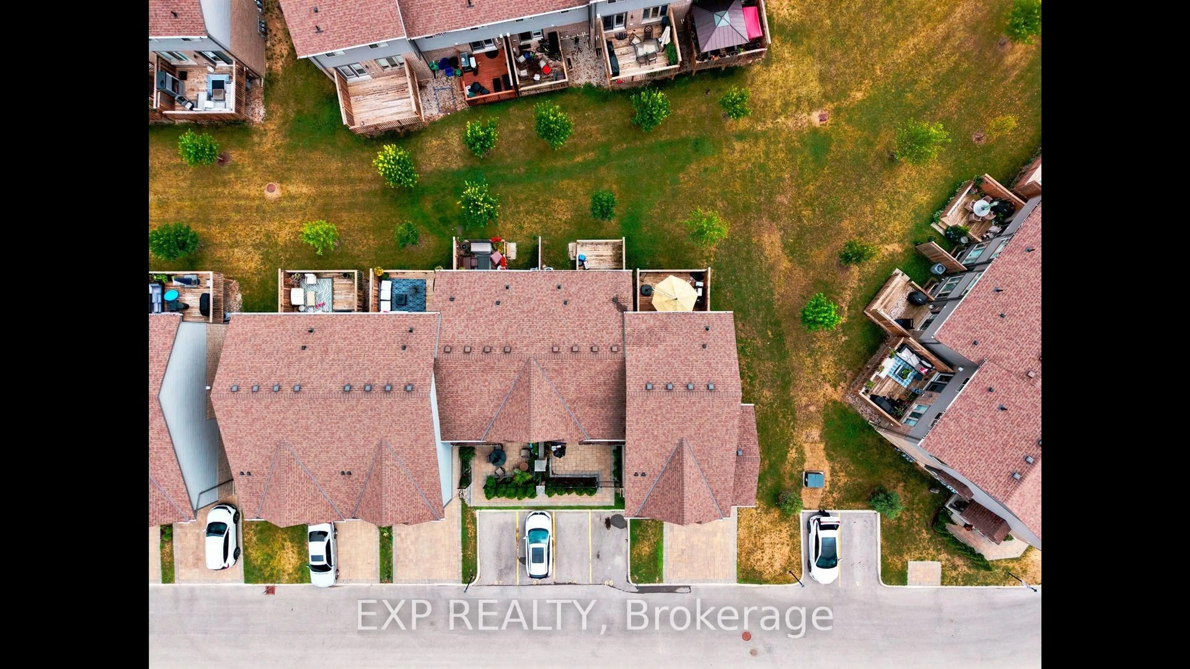 A pic from outside/outdoor area/front of a property/back of a property/a pic from drone, building for 3400 Castle Rock Pl #65, London South Ontario N6L 0E4