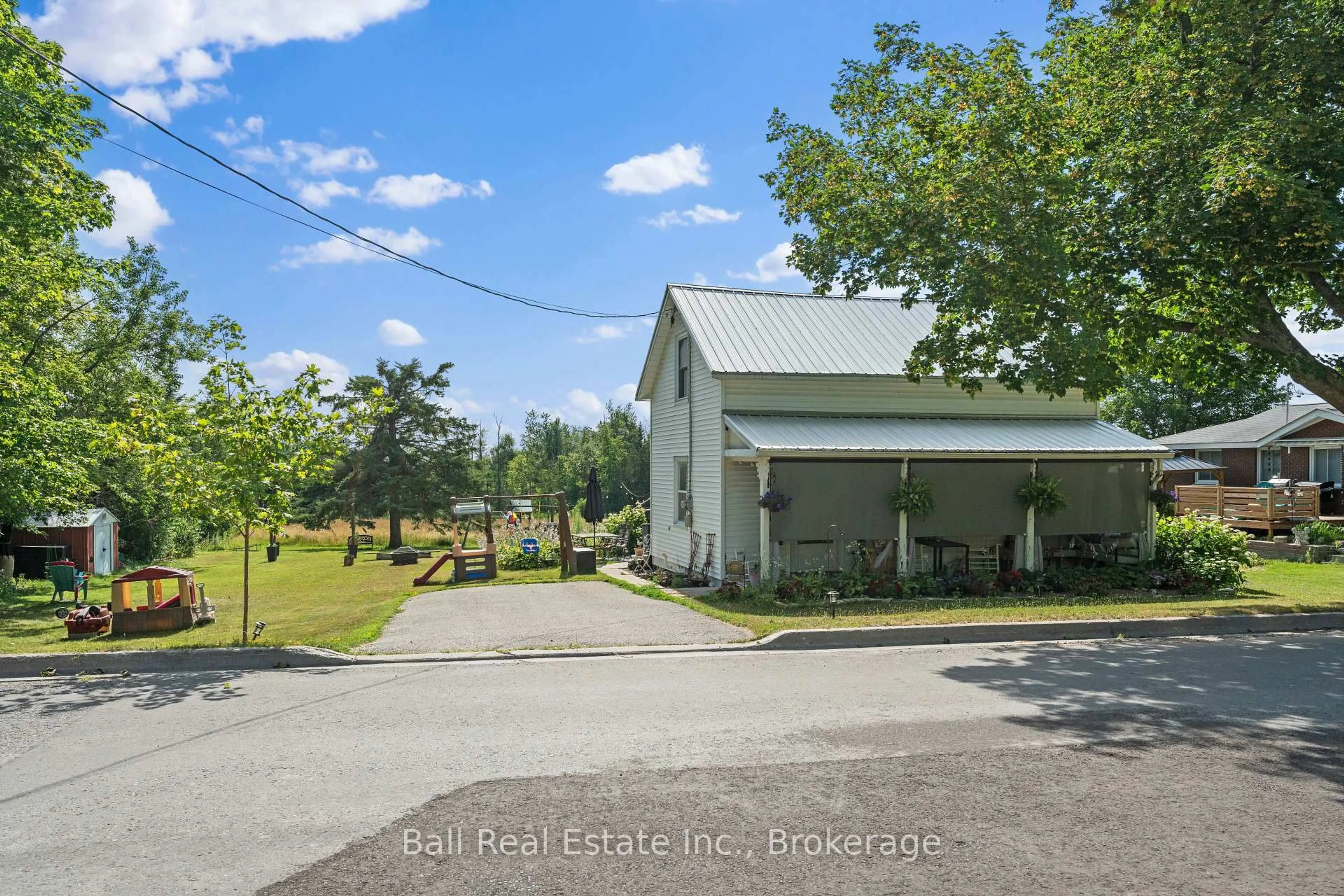 A pic from outside/outdoor area/front of a property/back of a property/a pic from drone, street for 27 Prospect St, Selwyn Ontario K0L 2H0