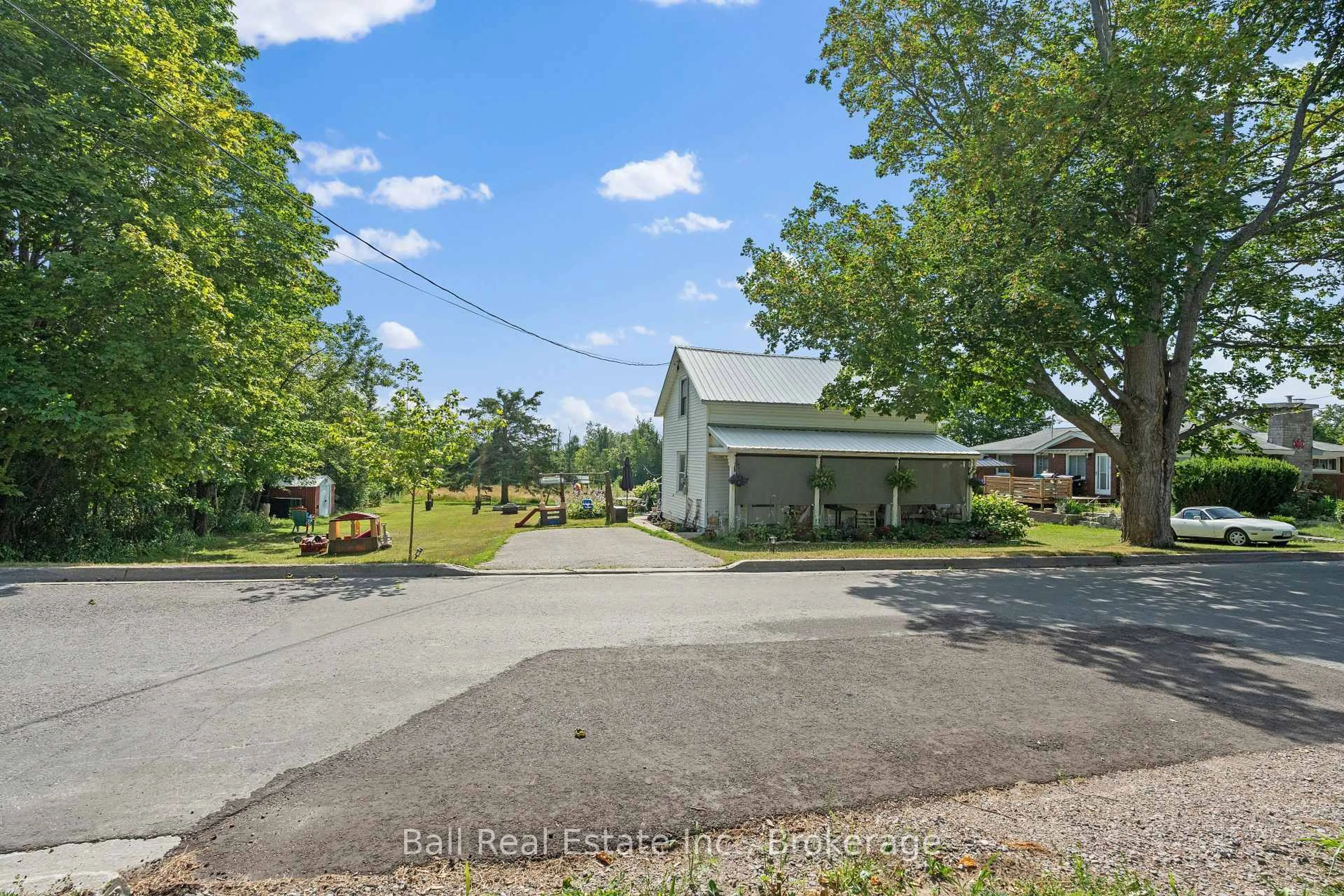 A pic from outside/outdoor area/front of a property/back of a property/a pic from drone, street for 27 Prospect St, Selwyn Ontario K0L 2H0