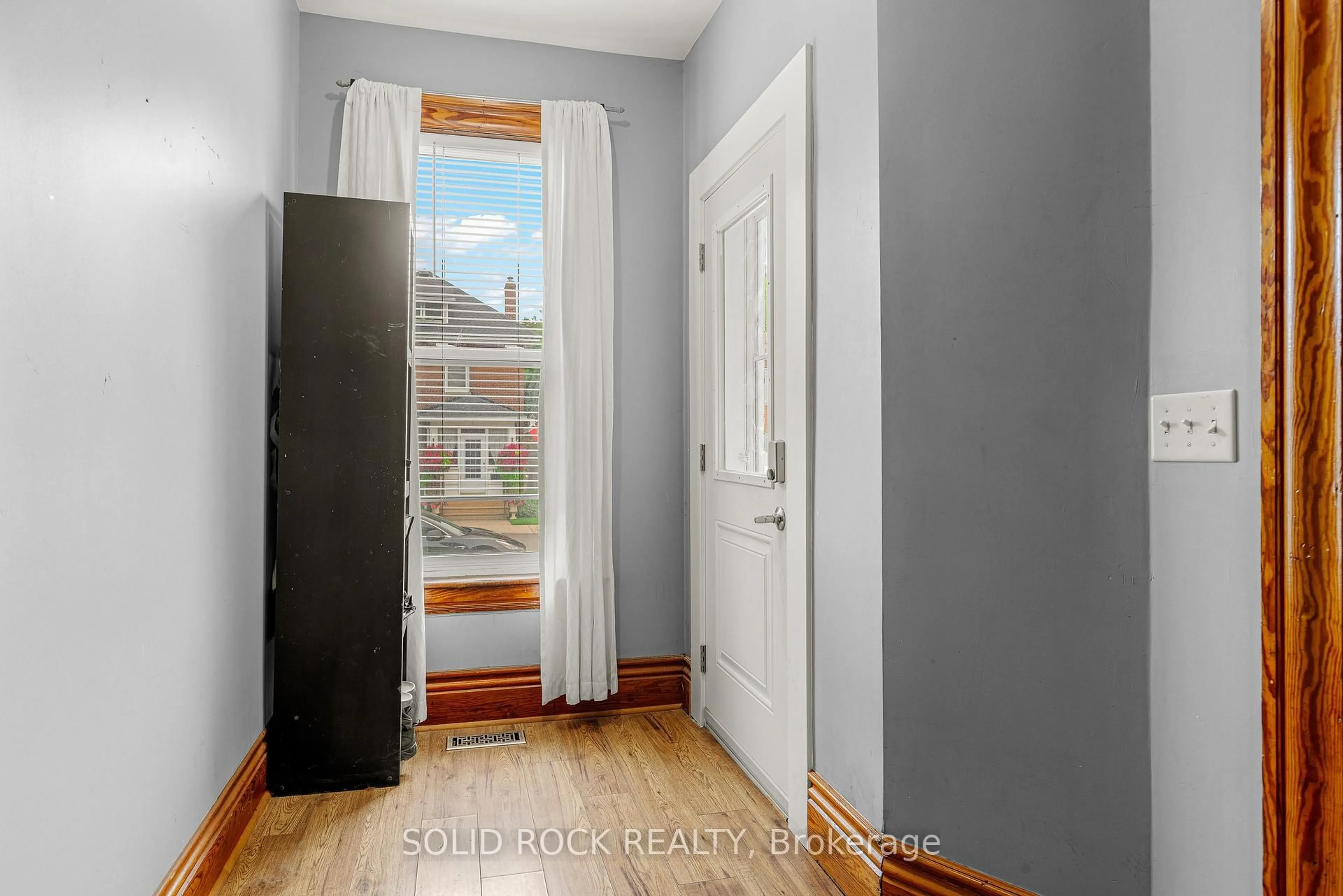 Indoor entryway for 192 Church St, Brockville Ontario K6V 3Y2