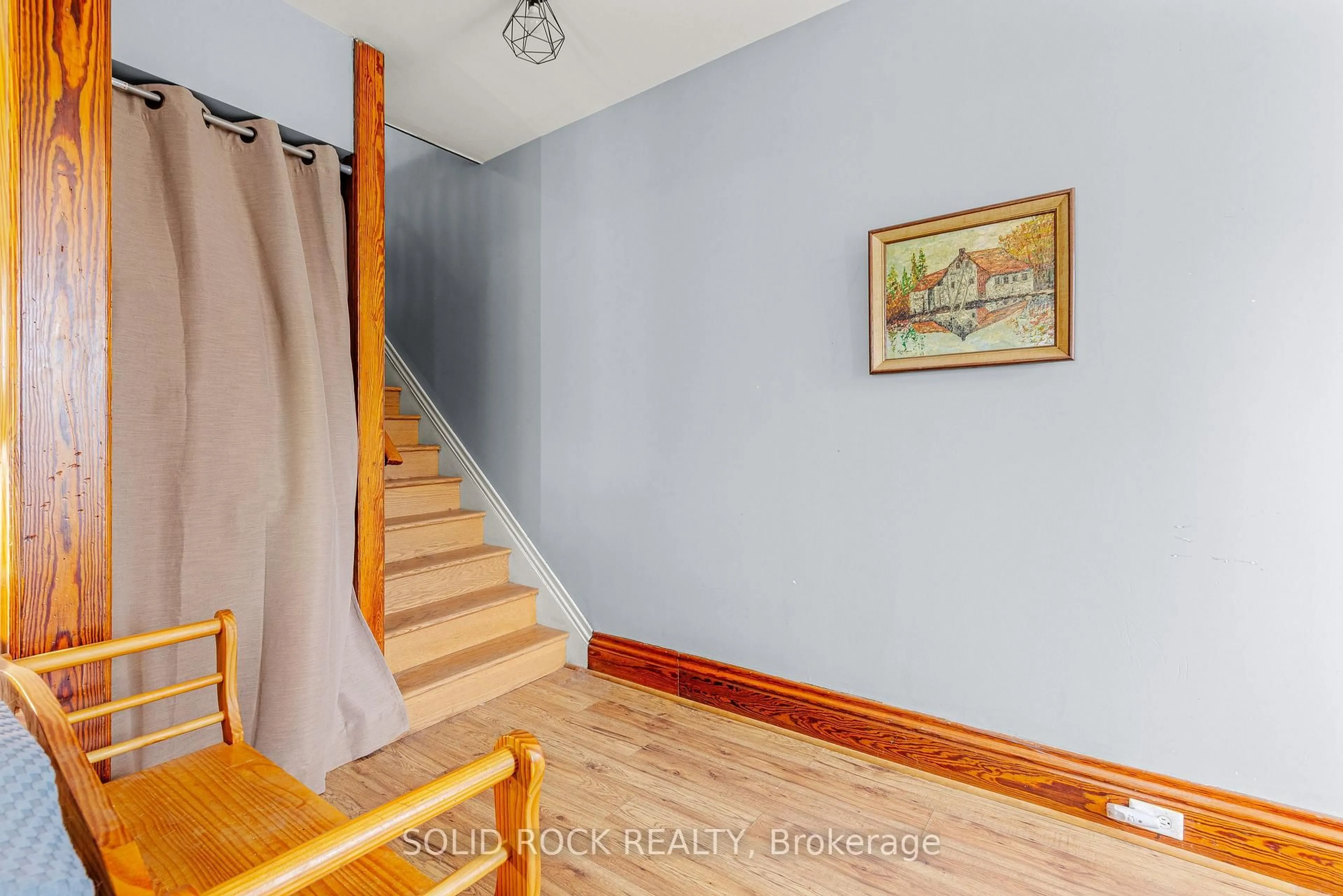 Indoor foyer for 192 Church St, Brockville Ontario K6V 3Y2