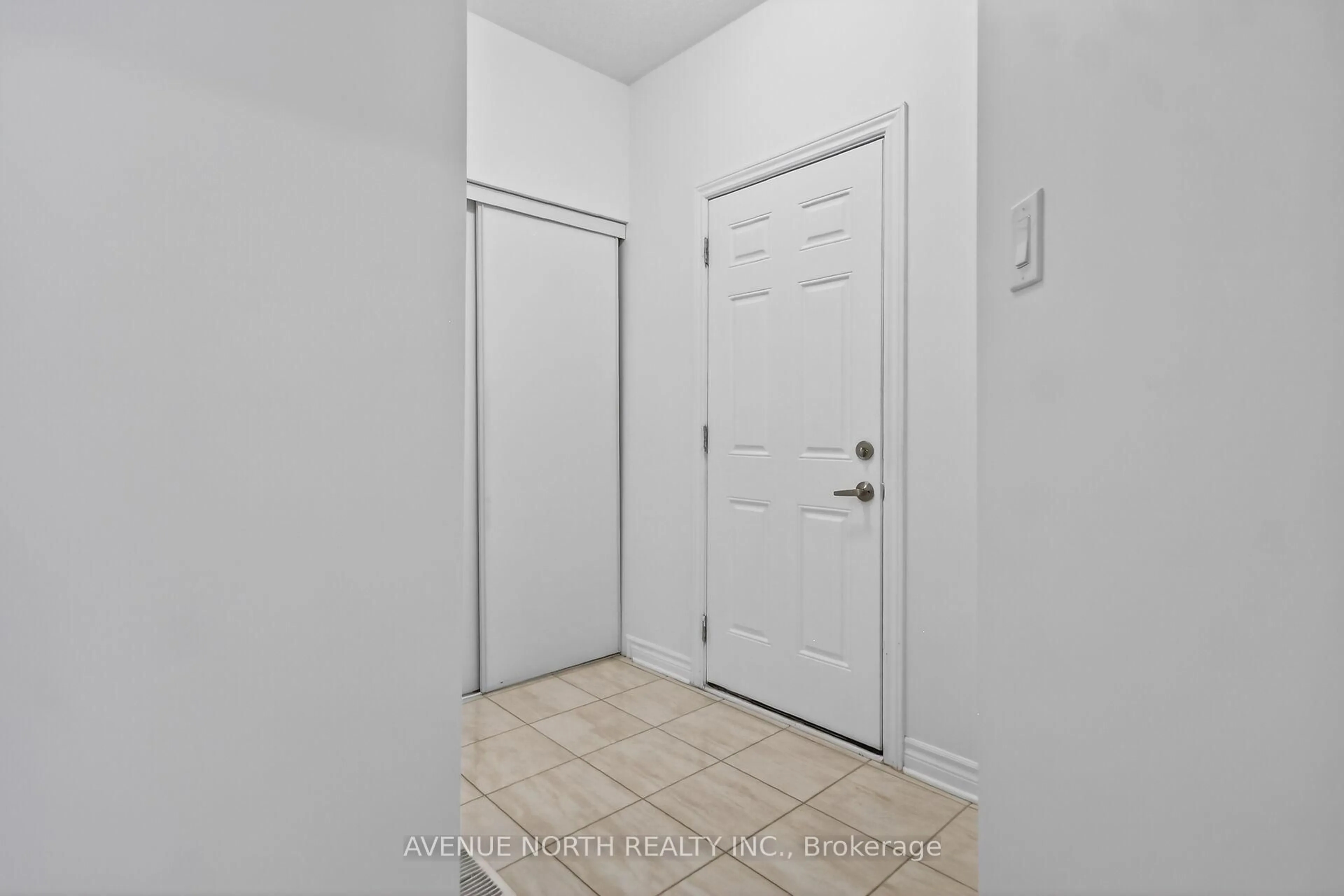 Indoor entryway for 110 Dun Skipper Dr, Ottawa Ontario K1X 0G1