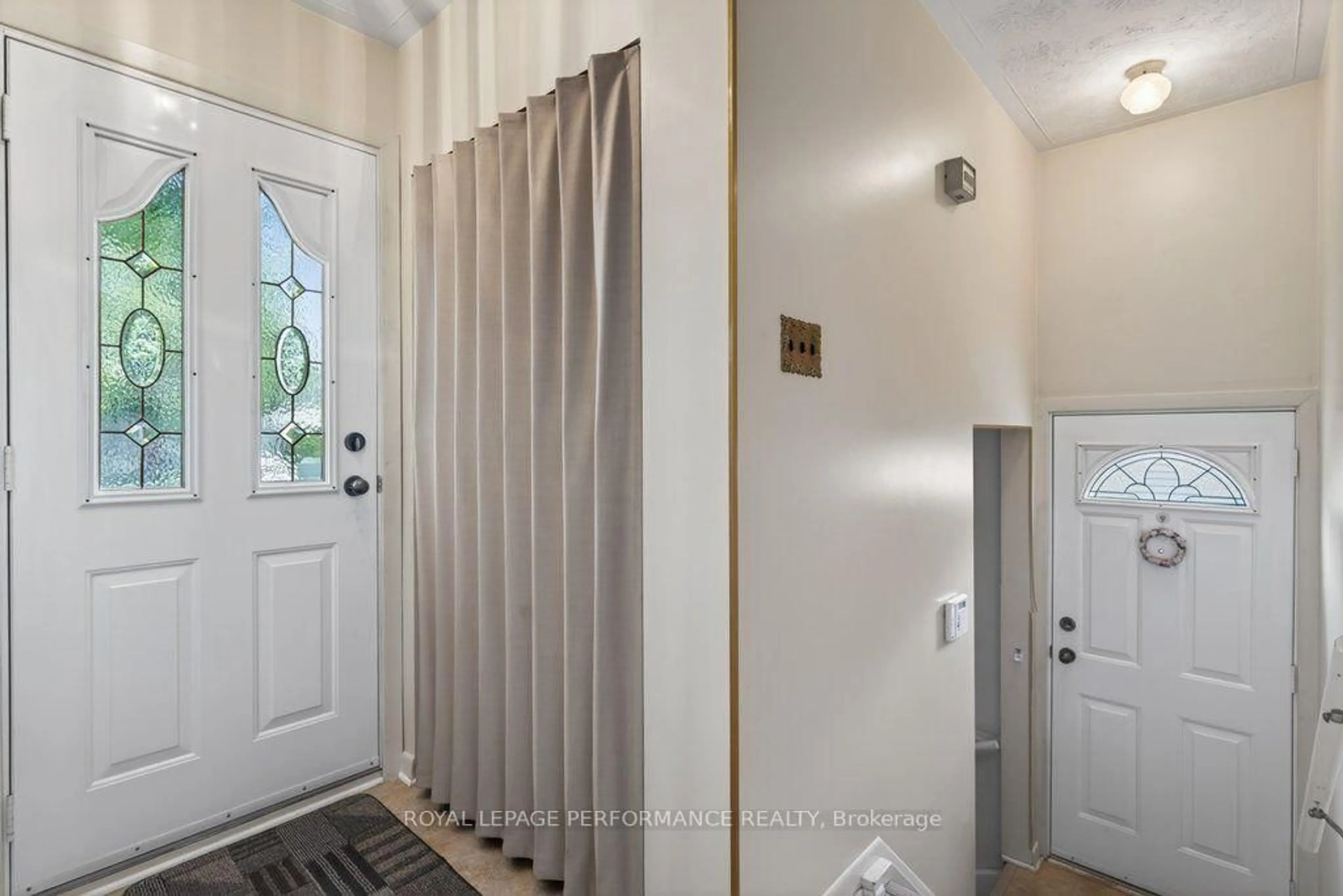 Indoor entryway for 2184 Melfort St, Ottawa Ontario K1G 1H7