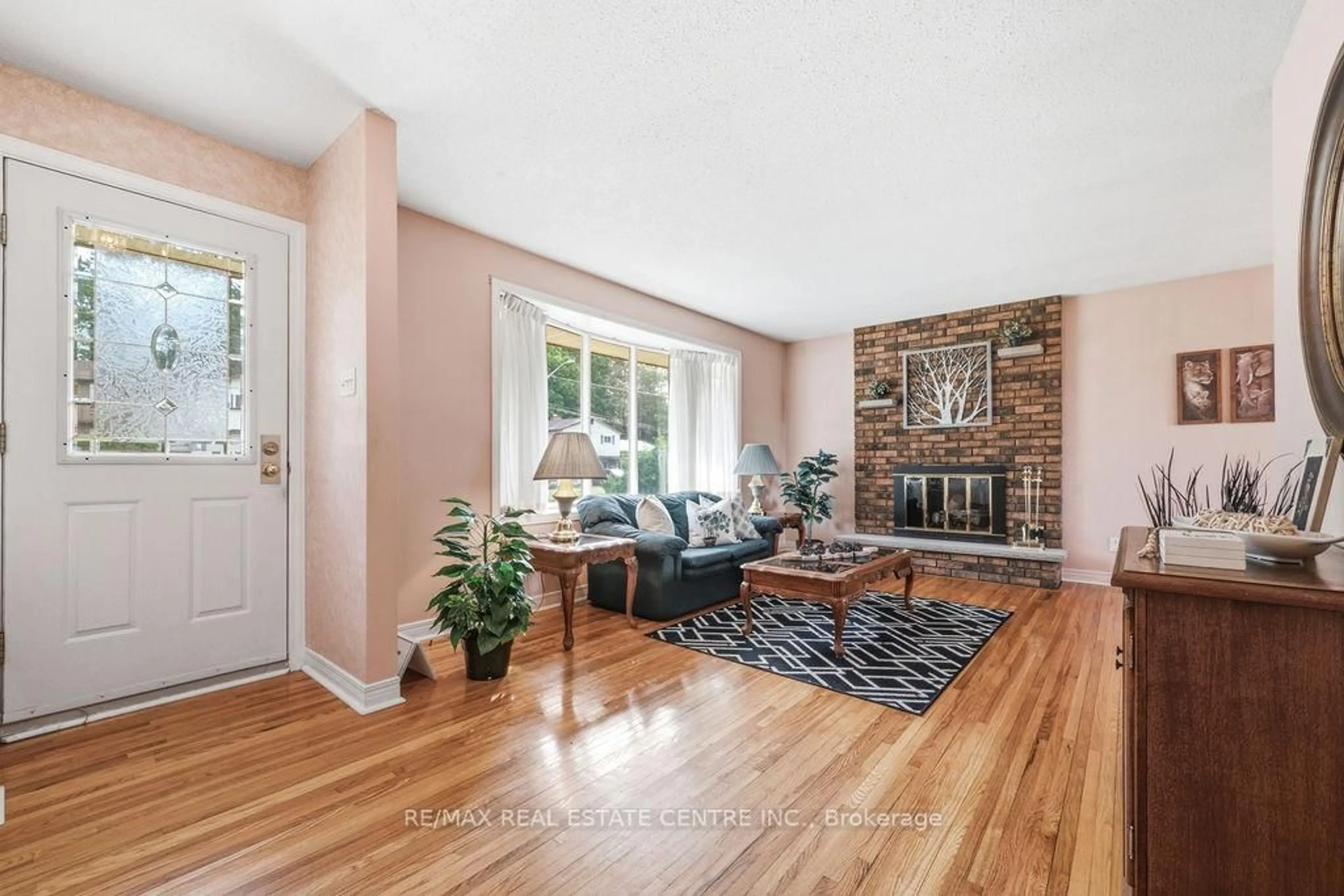 Living room with furniture, unknown for 633 Birch St, Petawawa Ontario K8A 7K7