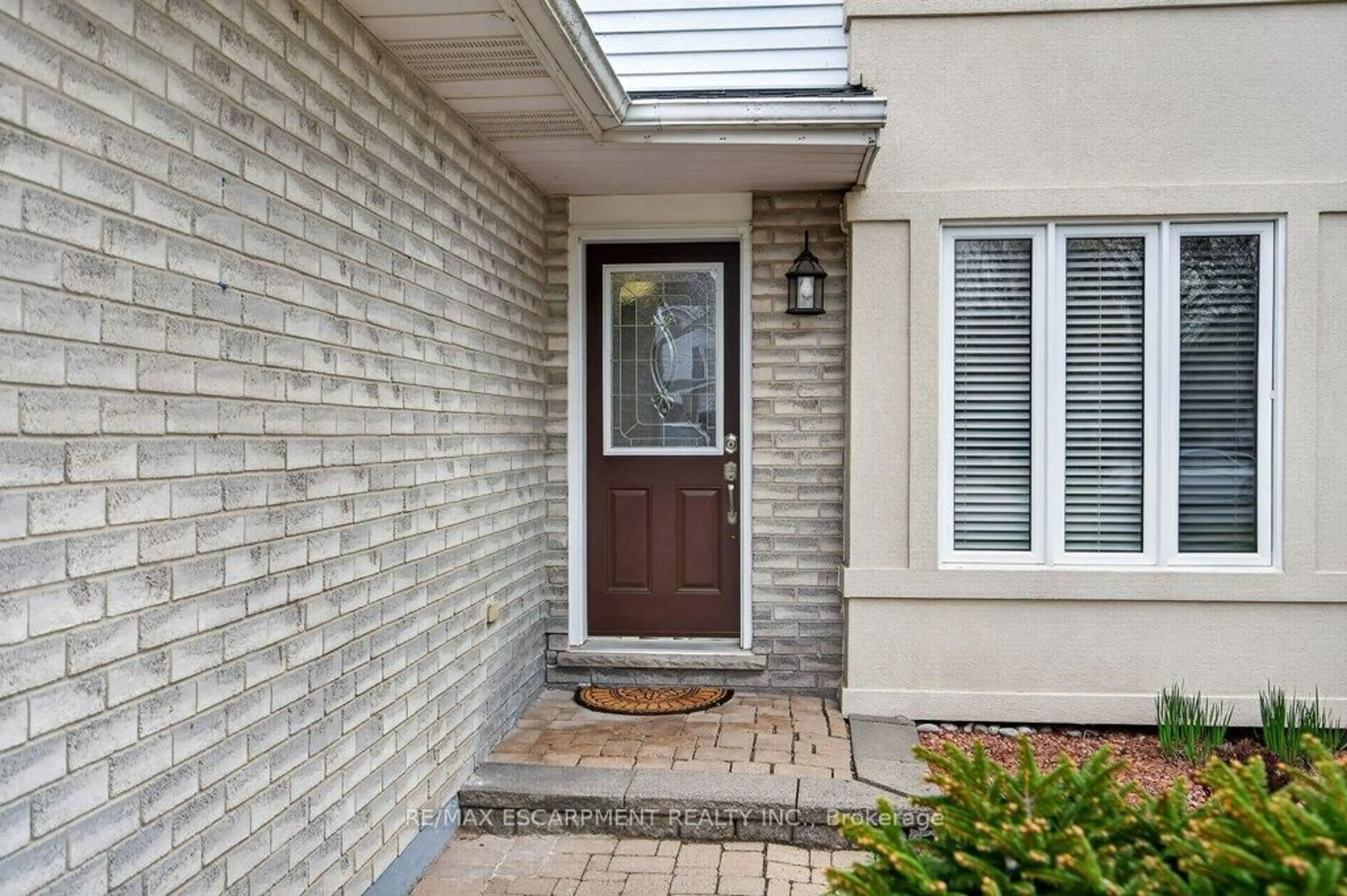 Indoor entryway for 24 Braeheid Ave, Hamilton Ontario L8B 0C5