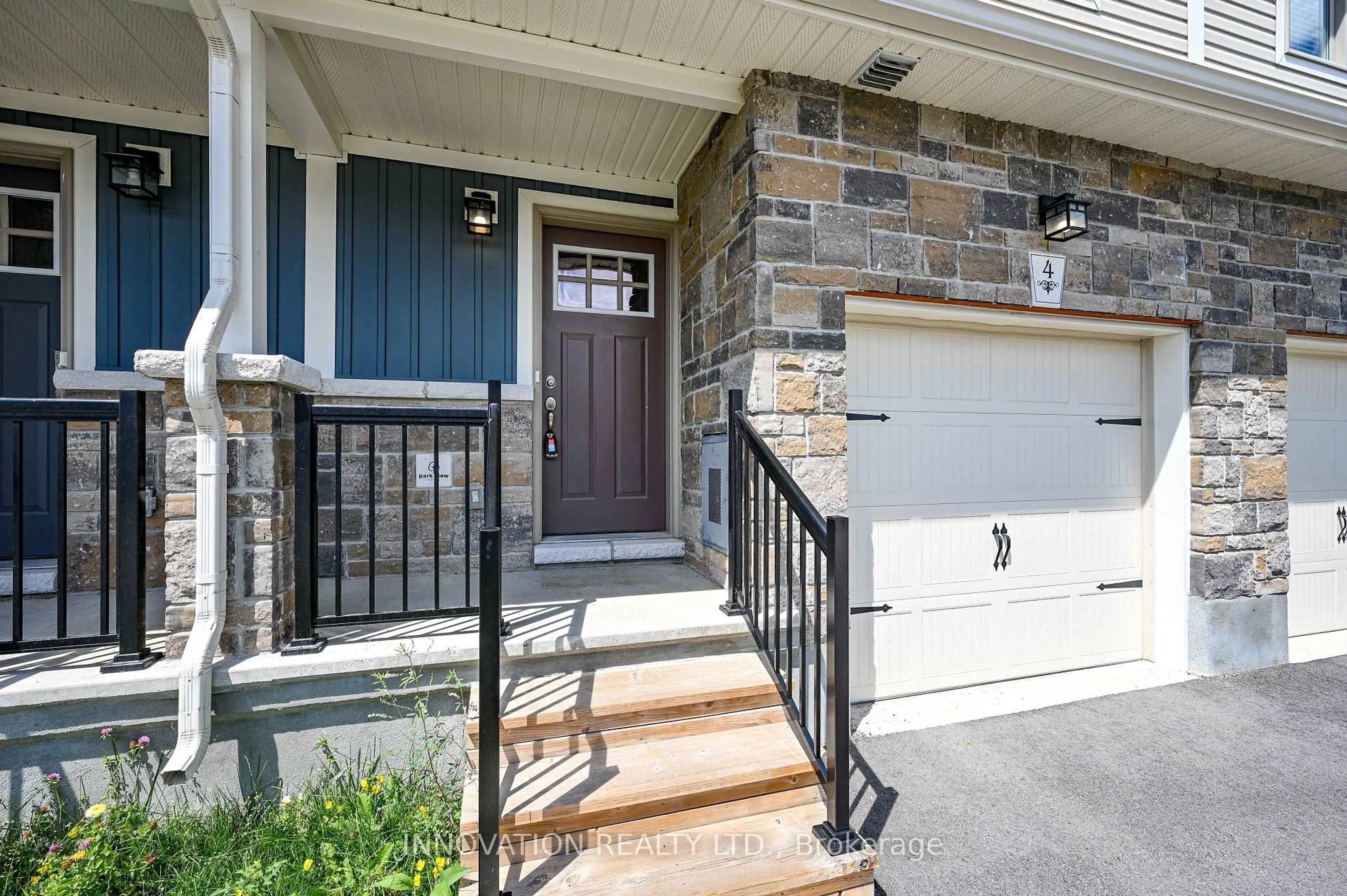 Indoor entryway for 4 Staples Blvd, Smiths Falls Ontario K7A 0A2