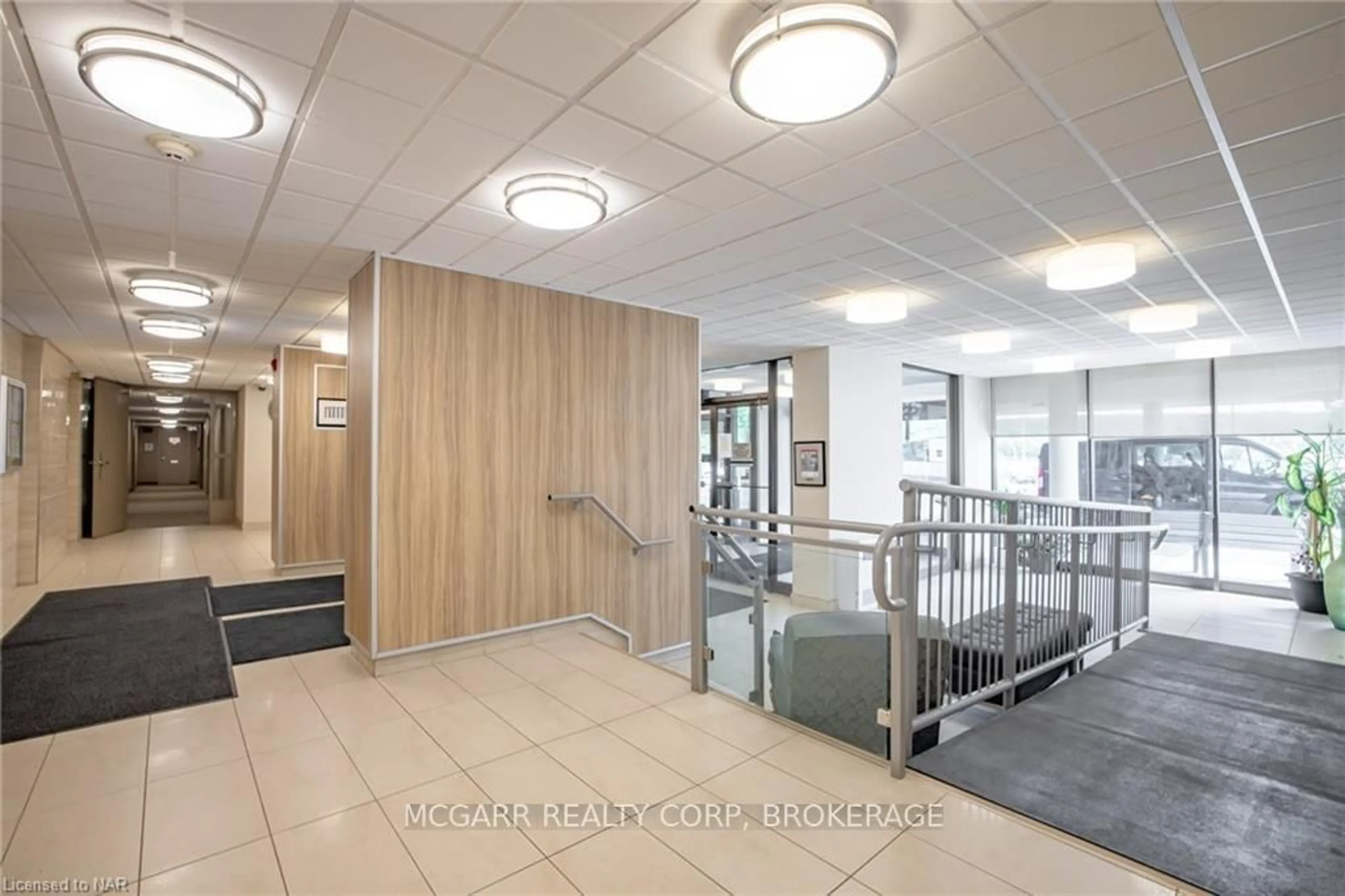 Indoor foyer for 215 Glenridge Ave #1410, St. Catharines Ontario L2T 3J7