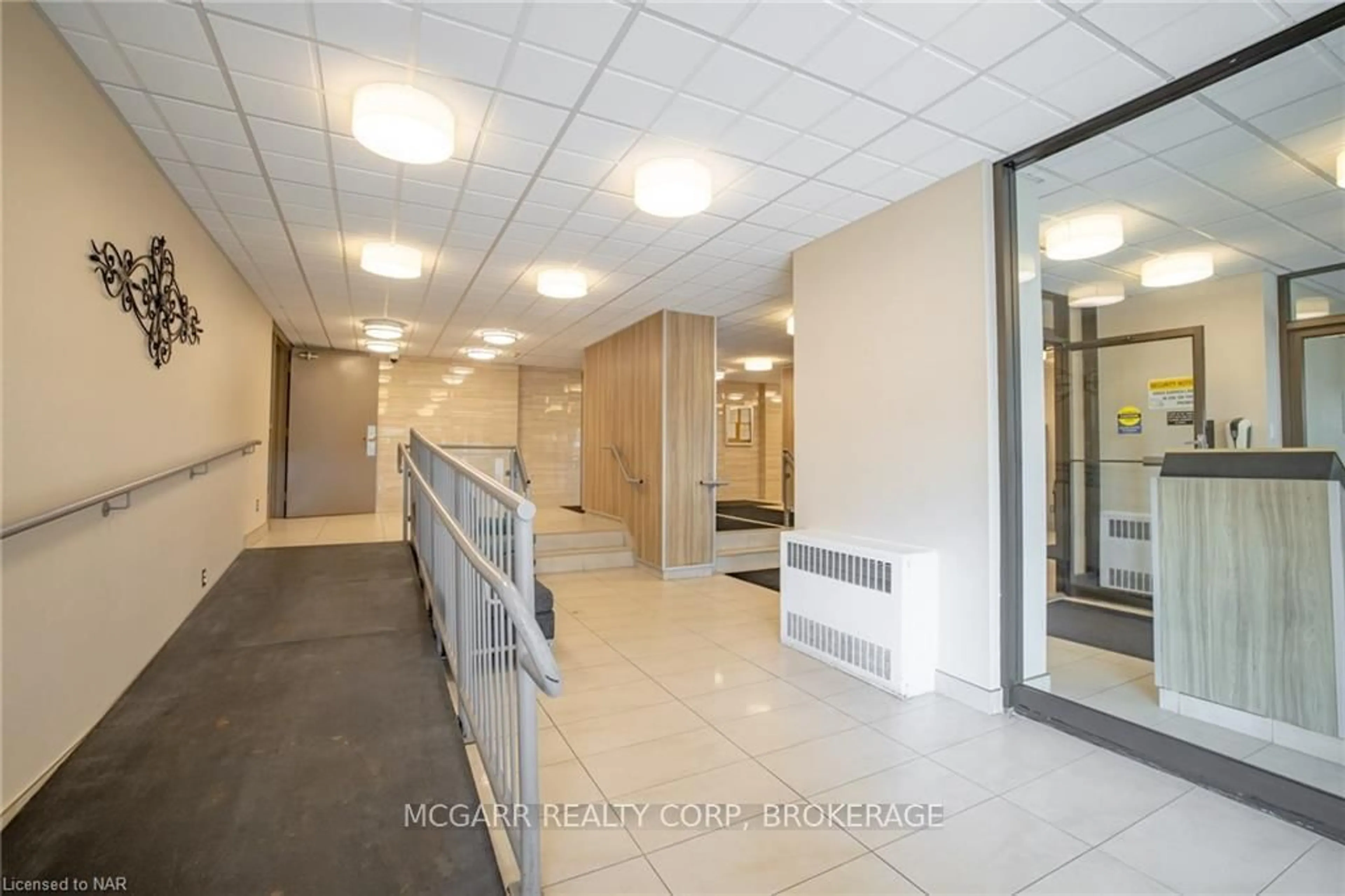 Indoor foyer for 215 Glenridge Ave #1410, St. Catharines Ontario L2T 3J7