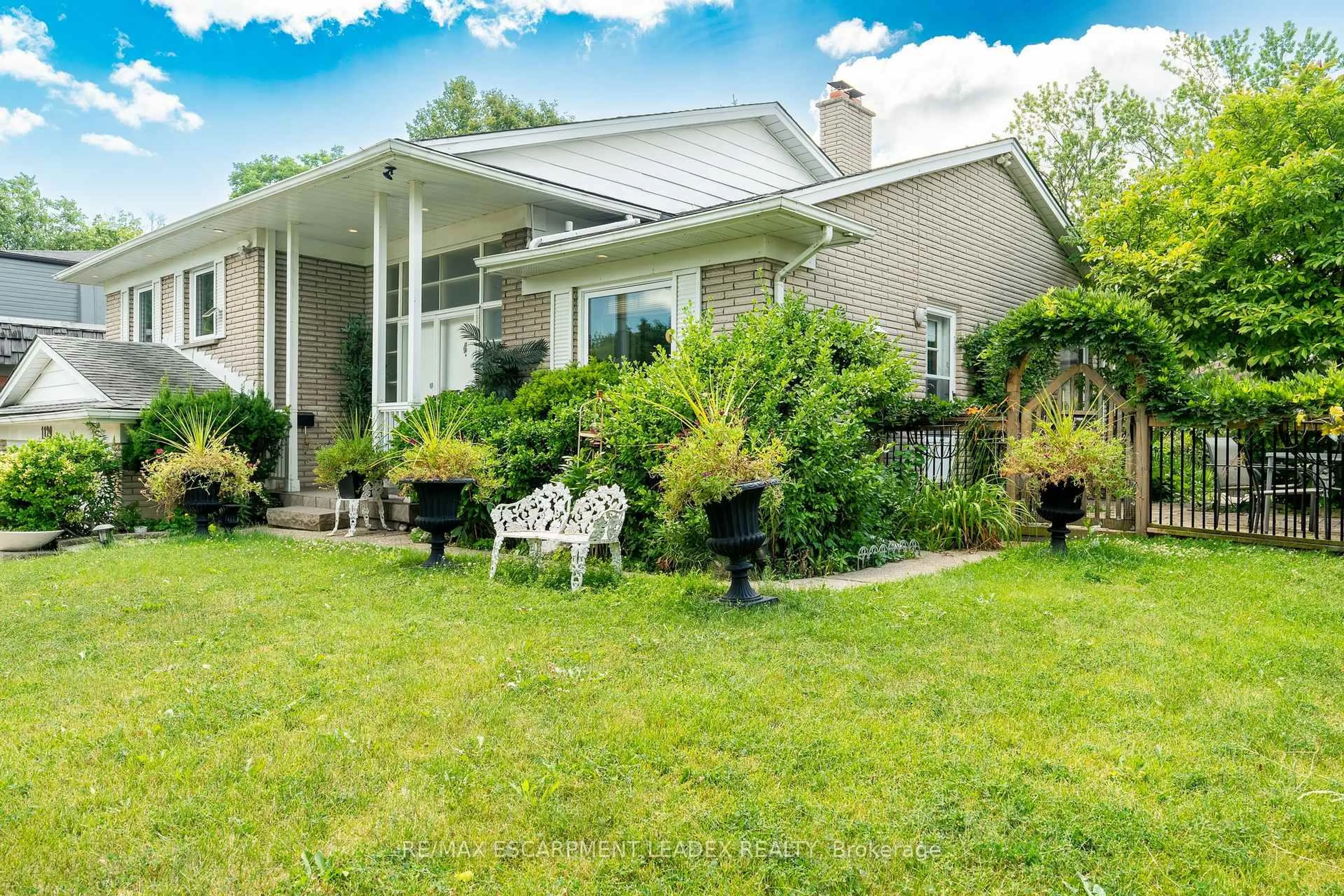 Patio, unknown for 1129 SCENIC Dr, Hamilton Ontario L9C 1H8