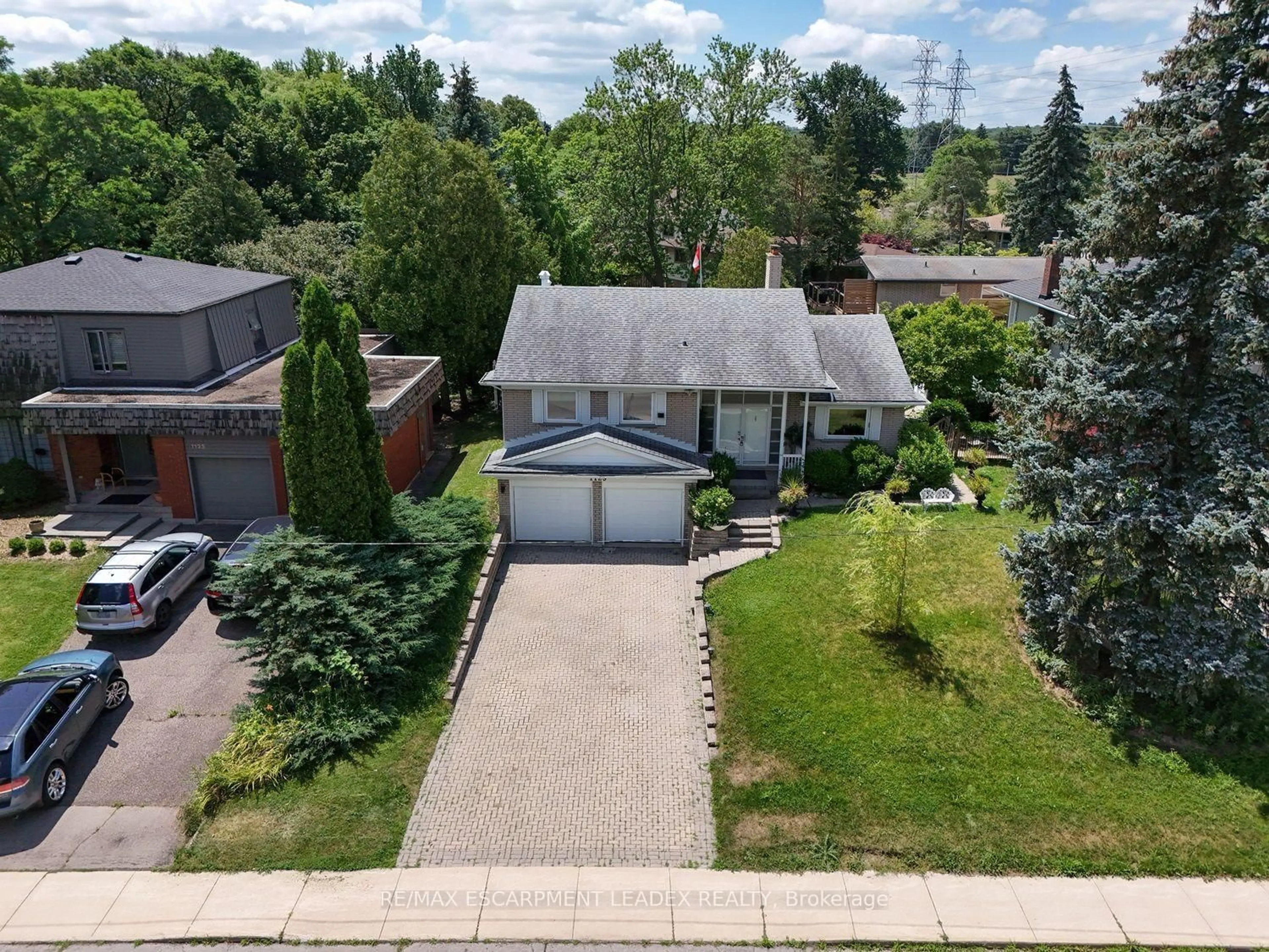 A pic from outside/outdoor area/front of a property/back of a property/a pic from drone, street for 1129 SCENIC Dr, Hamilton Ontario L9C 1H8