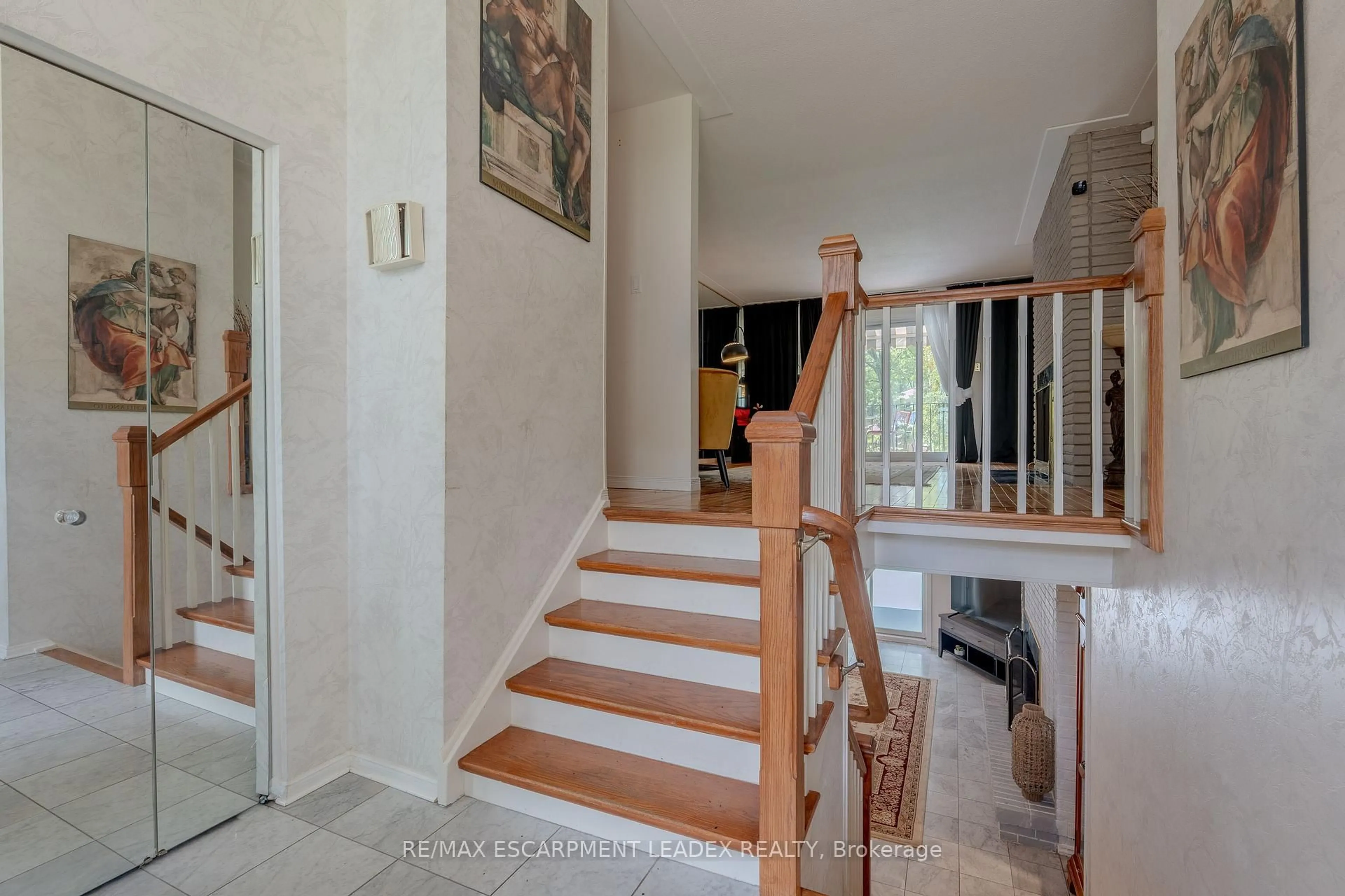 Indoor foyer for 1129 SCENIC Dr, Hamilton Ontario L9C 1H8