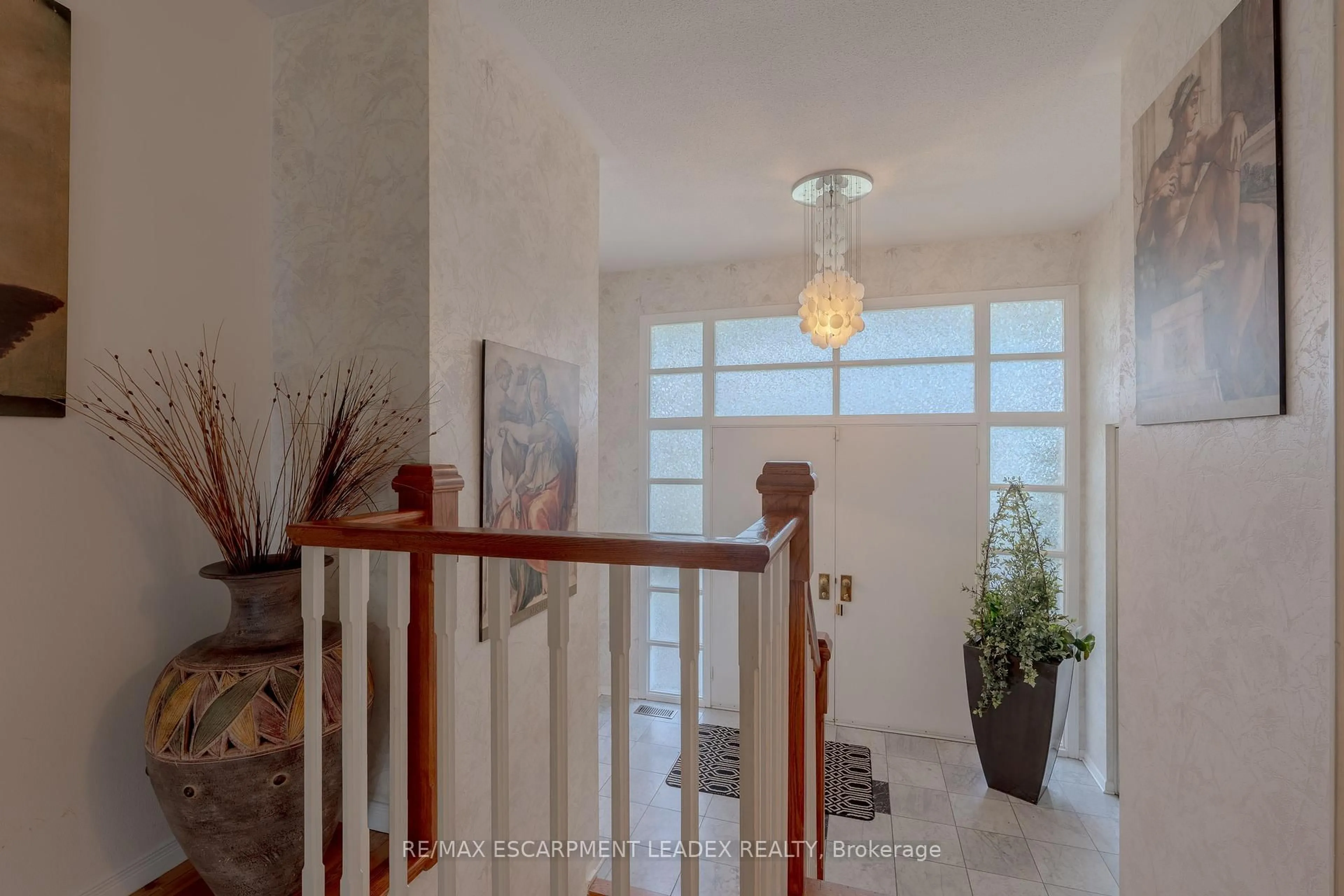 Indoor foyer for 1129 SCENIC Dr, Hamilton Ontario L9C 1H8