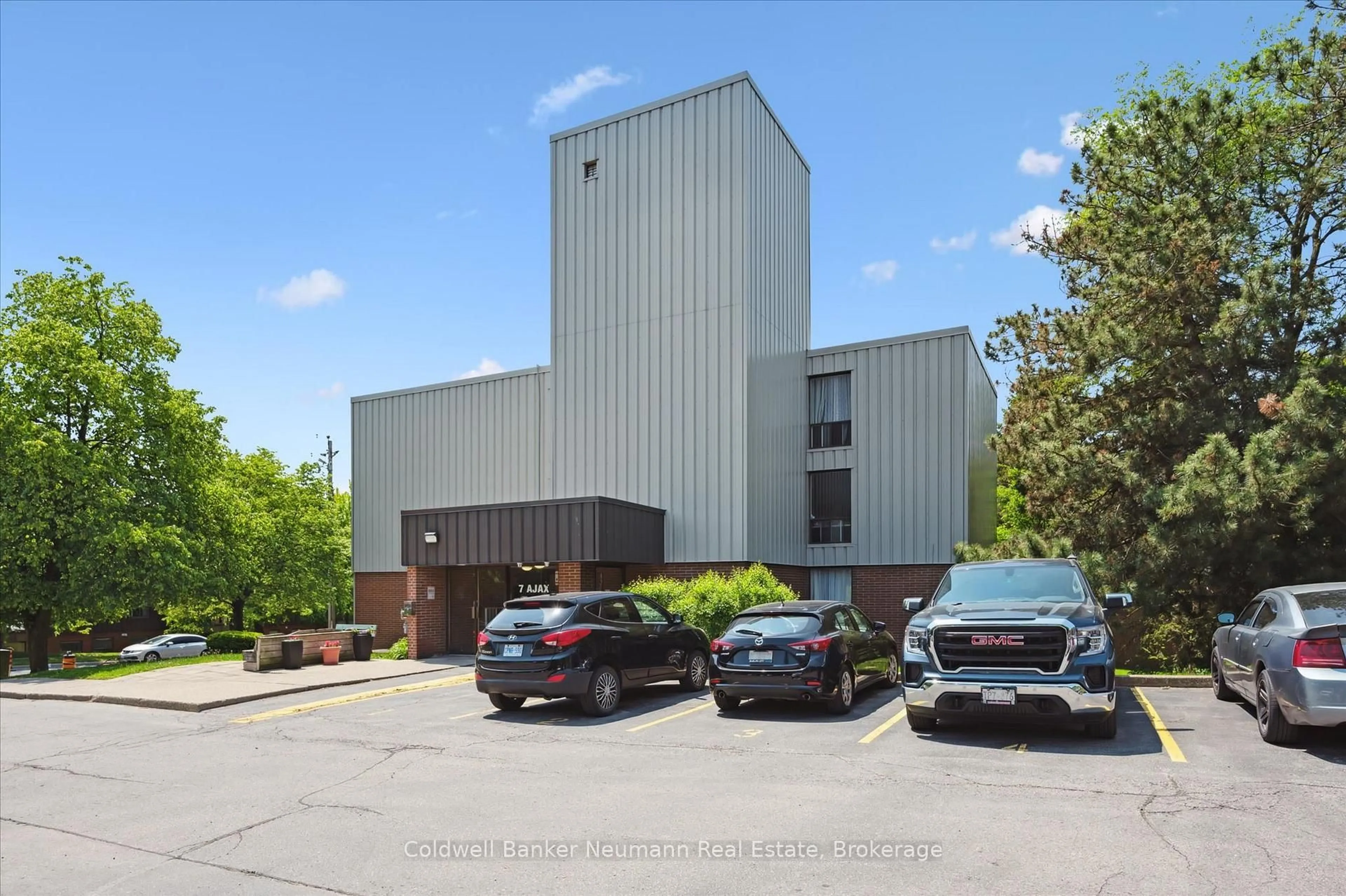 Indoor foyer for 7 Ajax St #411, Guelph Ontario N1H 2A9