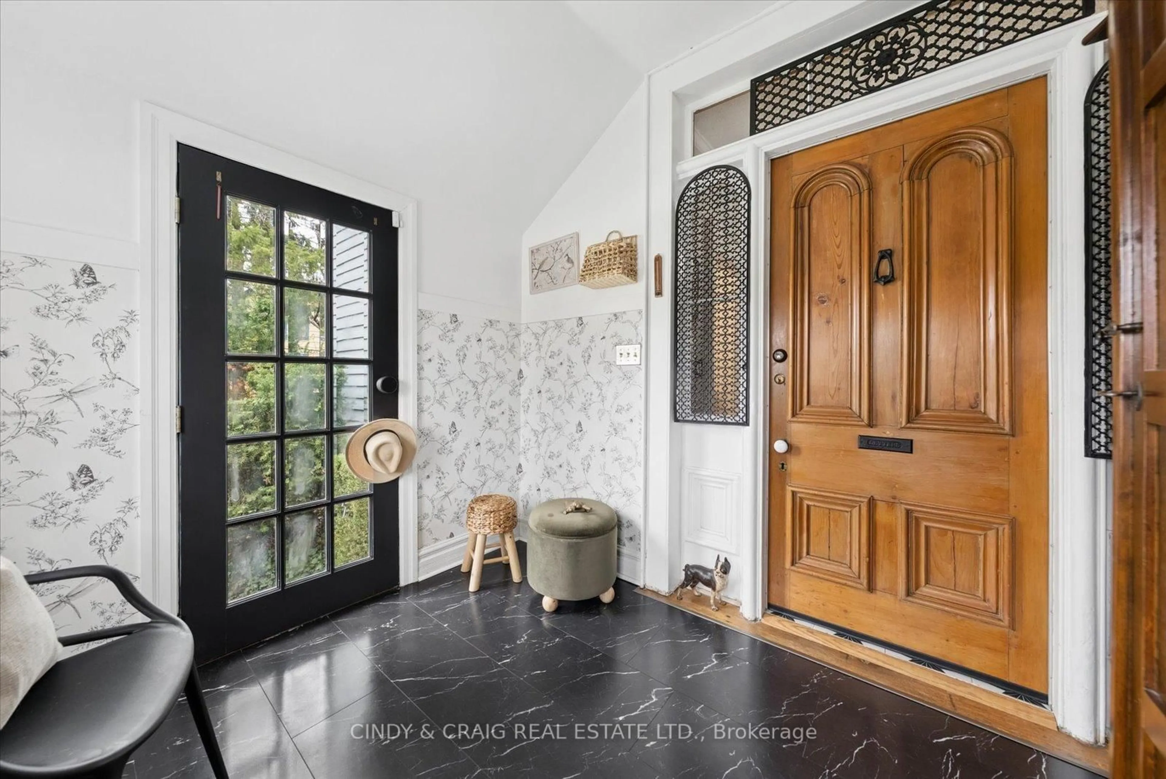 Indoor entryway for 443 Victoria St, Cobourg Ontario K9A 3H1