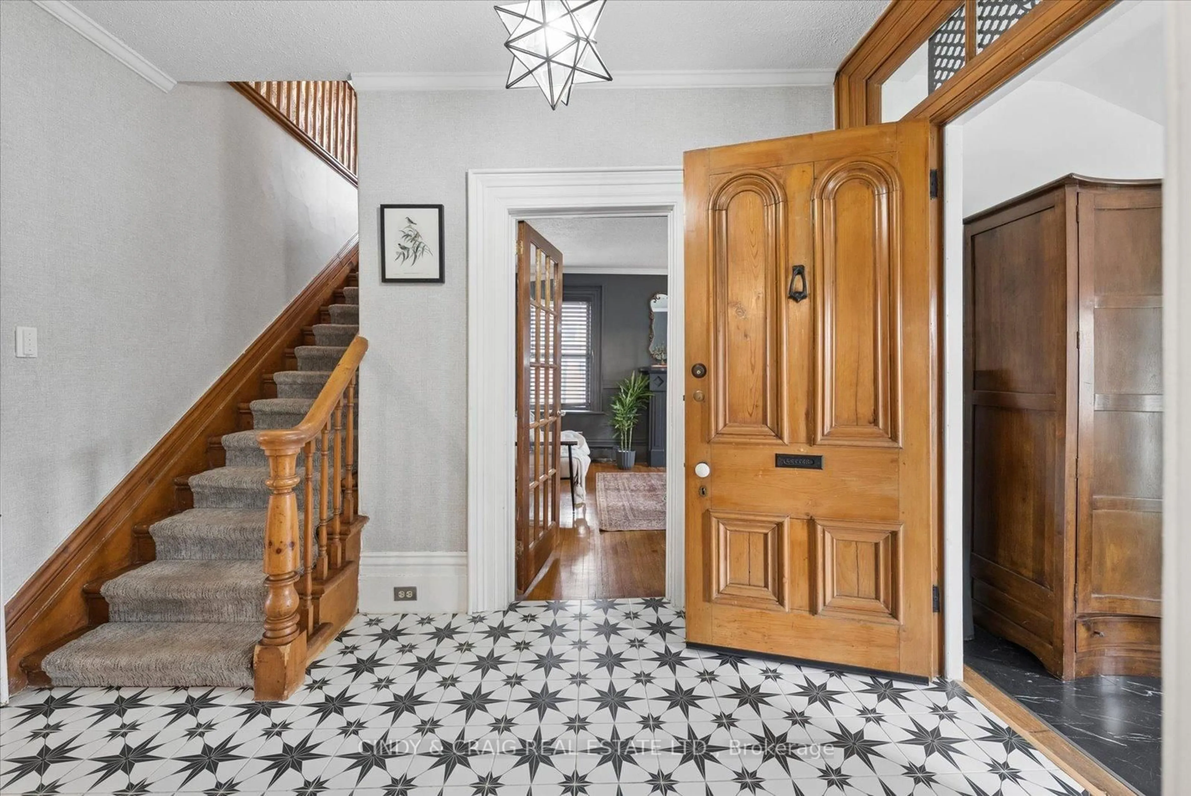 Indoor foyer for 443 Victoria St, Cobourg Ontario K9A 3H1