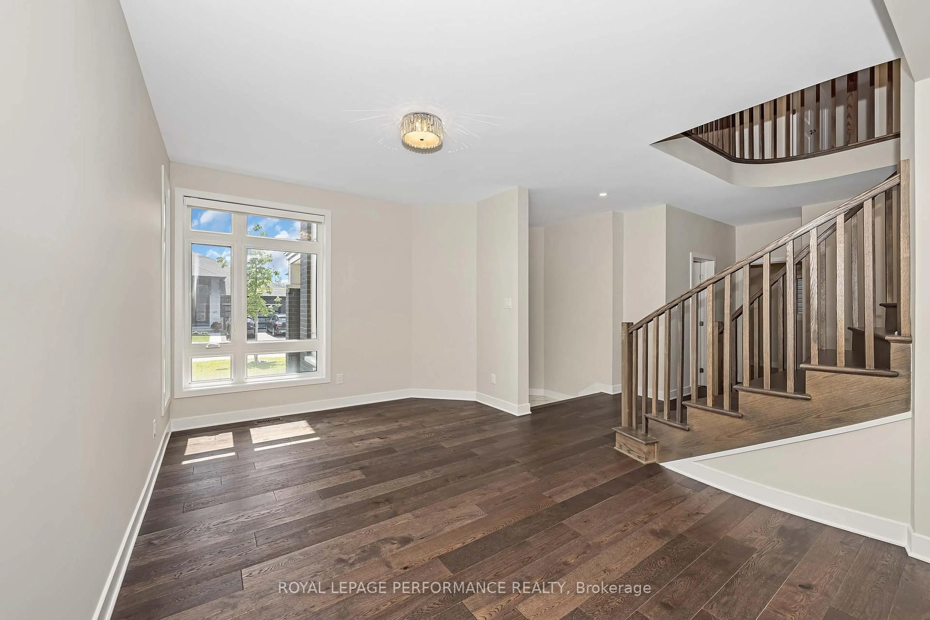 Indoor entryway for 414 Longworth Ave, Ottawa Ontario K1T 0T7