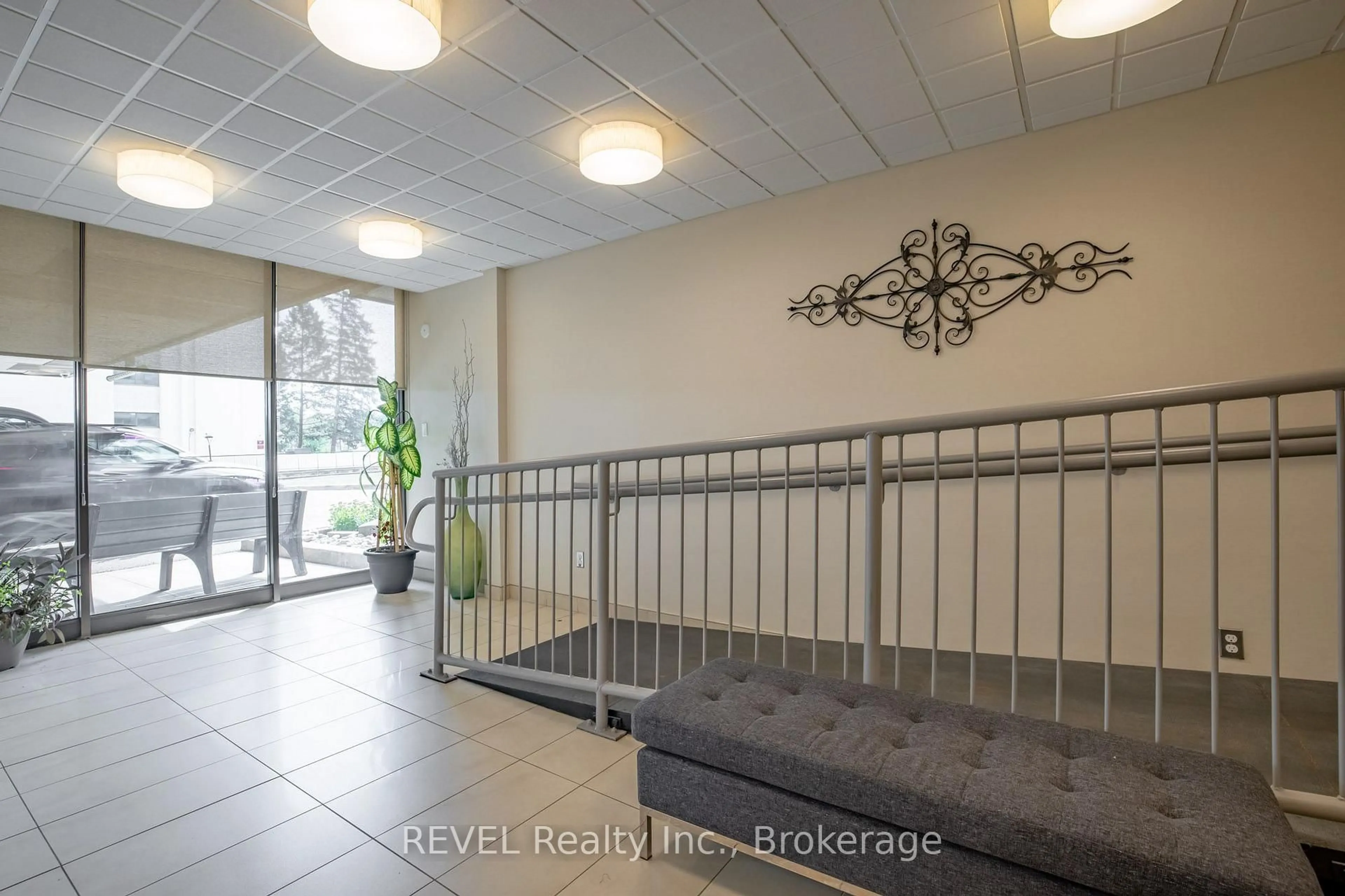 Indoor foyer for 215 Glenridge Ave #809, St. Catharines Ontario L2T 3J7