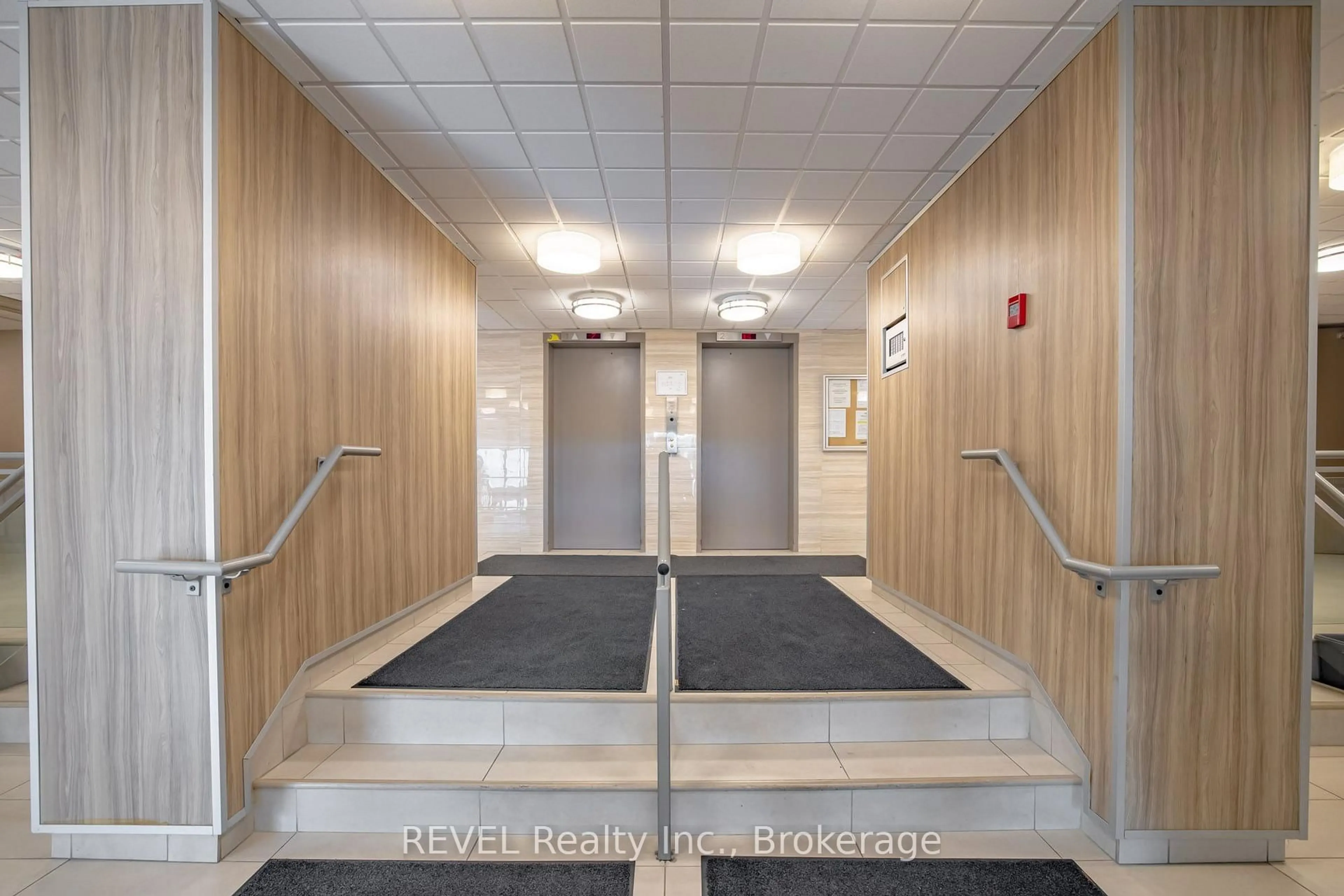 Indoor foyer for 215 Glenridge Ave #809, St. Catharines Ontario L2T 3J7