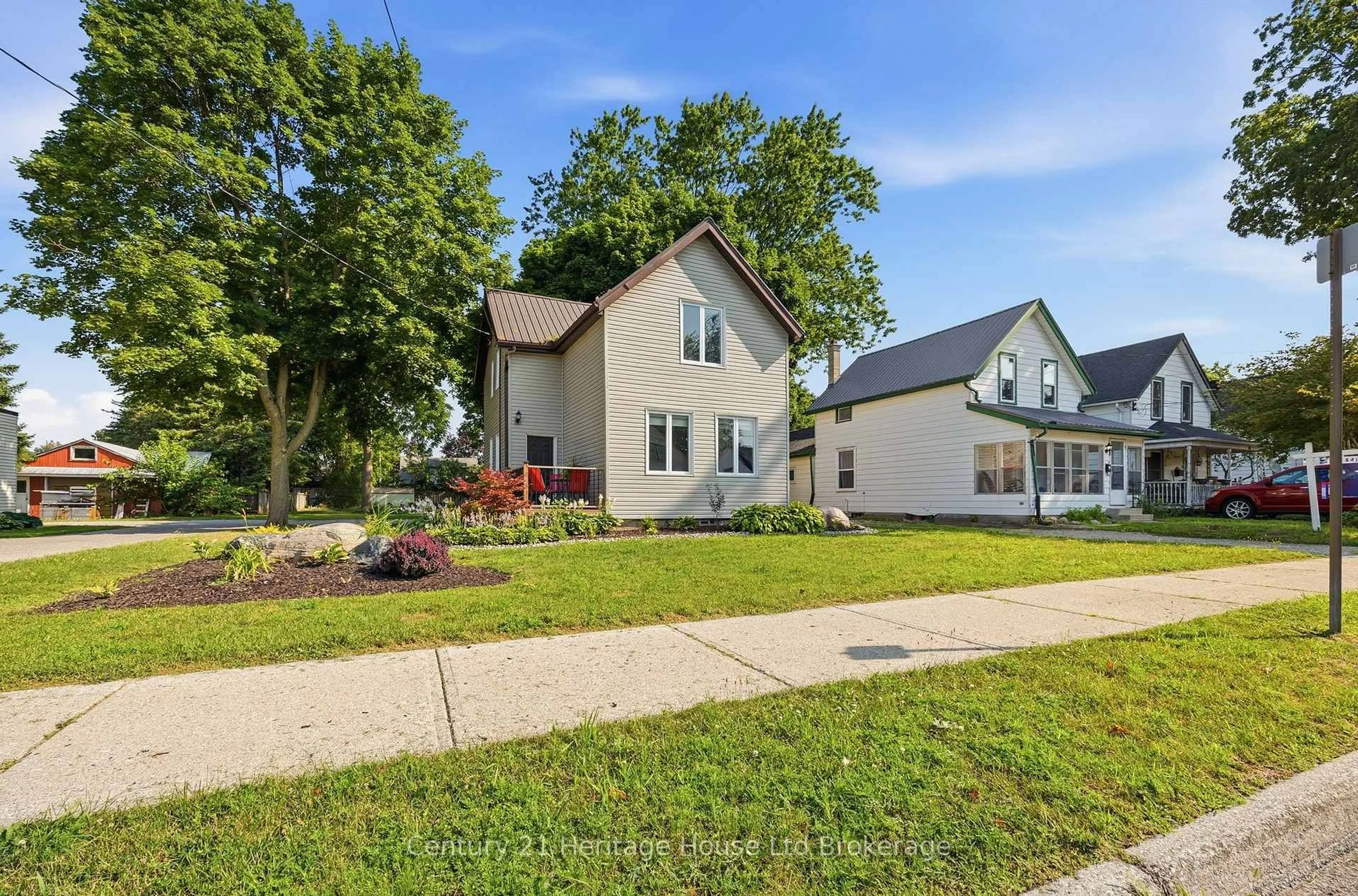 A pic from outside/outdoor area/front of a property/back of a property/a pic from drone, street for 10 Pearl St, Tillsonburg Ontario N4G 1L3